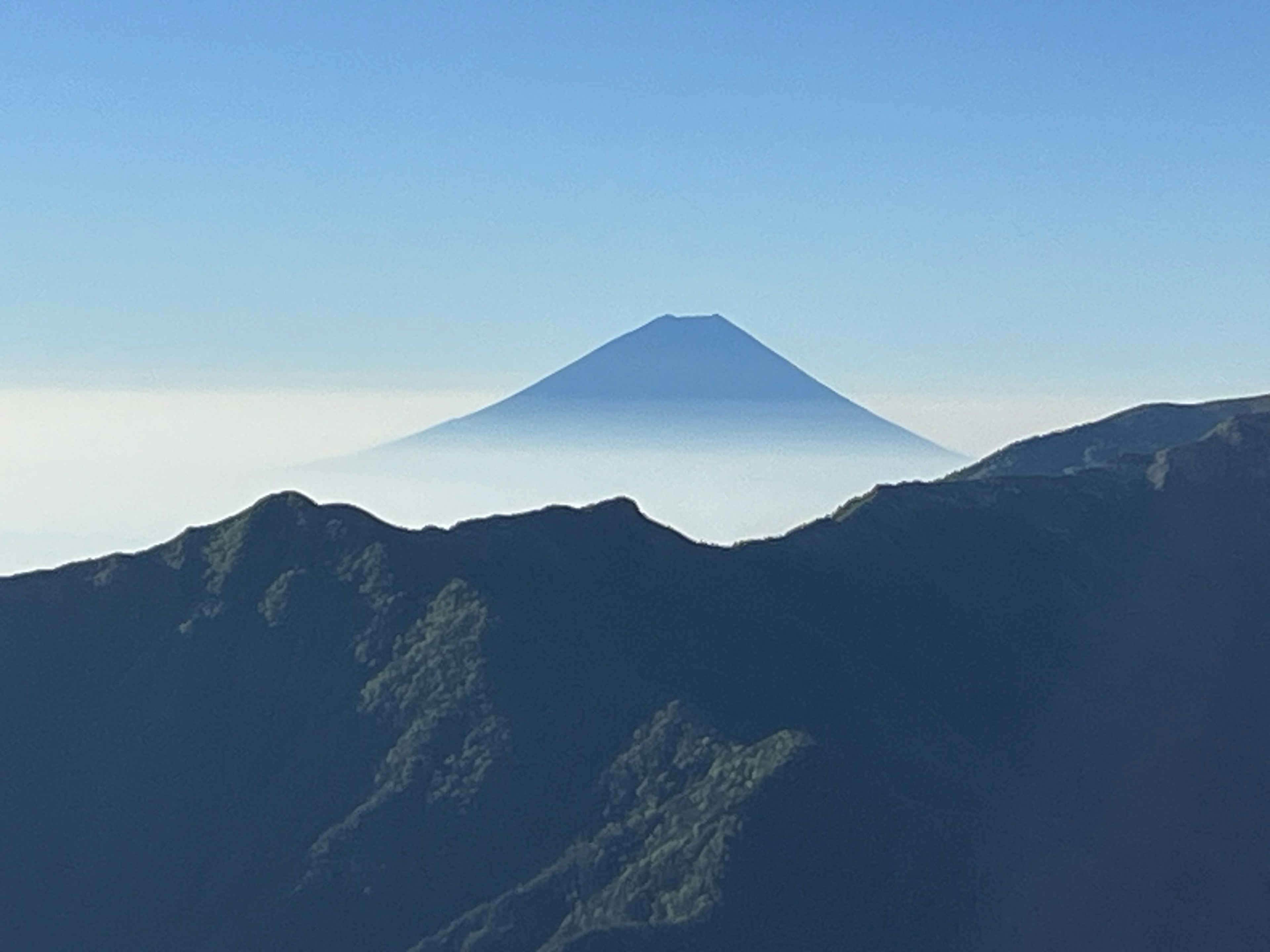 Silhouette de una hermosa montaña bajo un cielo azul claro