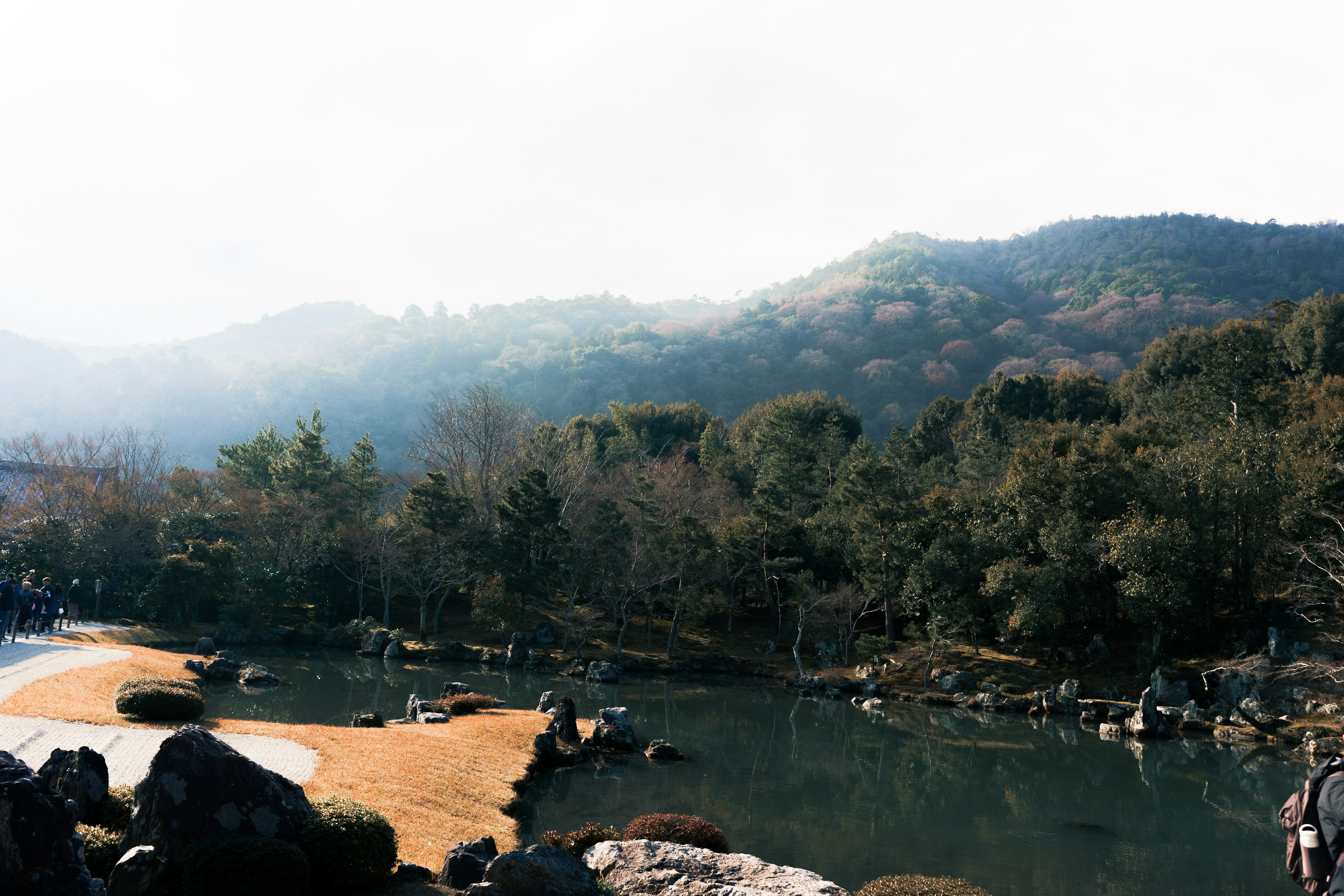 宁静湖泊与周围山脉的风景