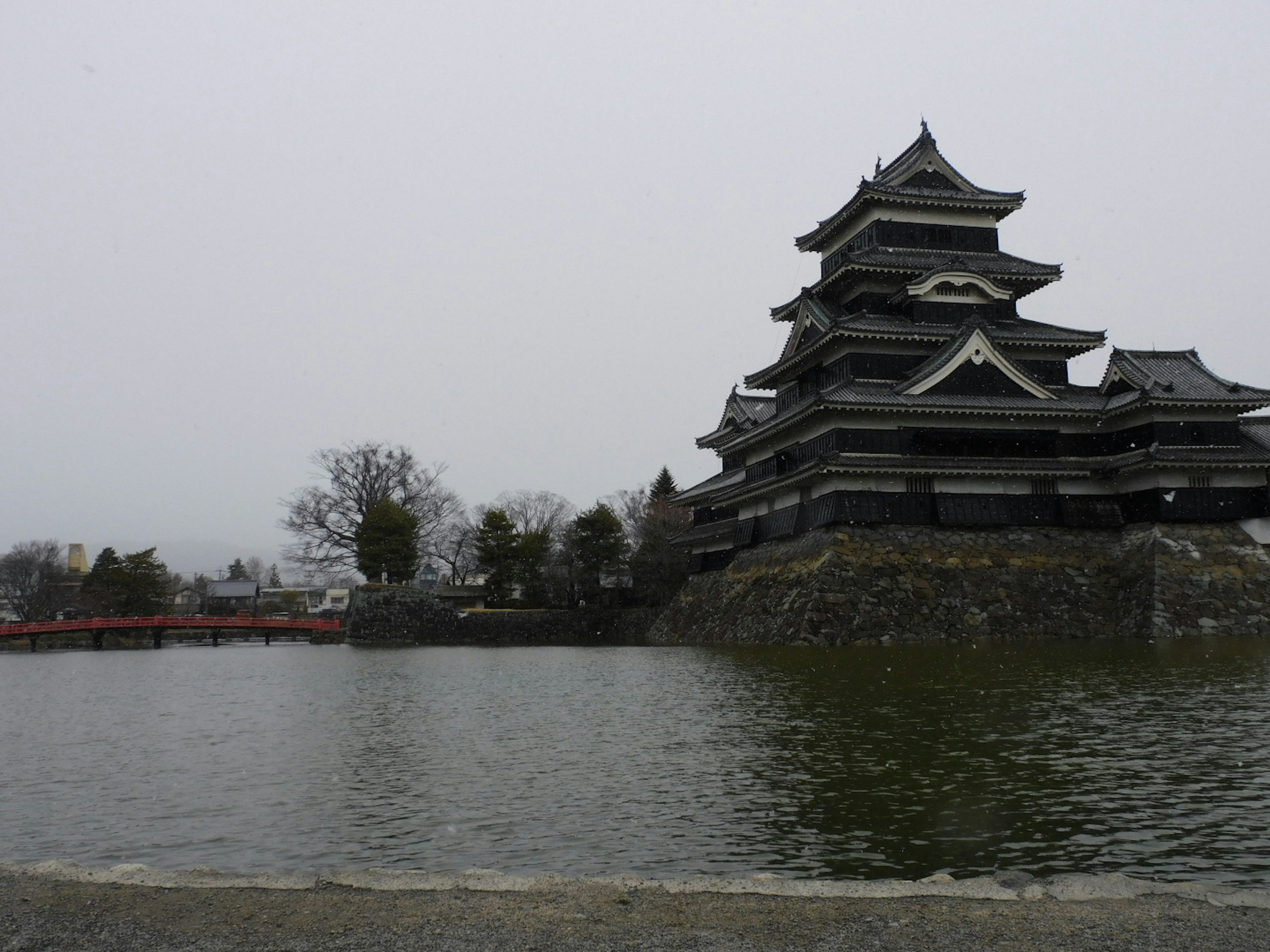 Castillo de Matsumoto con exterior negro distintivo y agua circundante