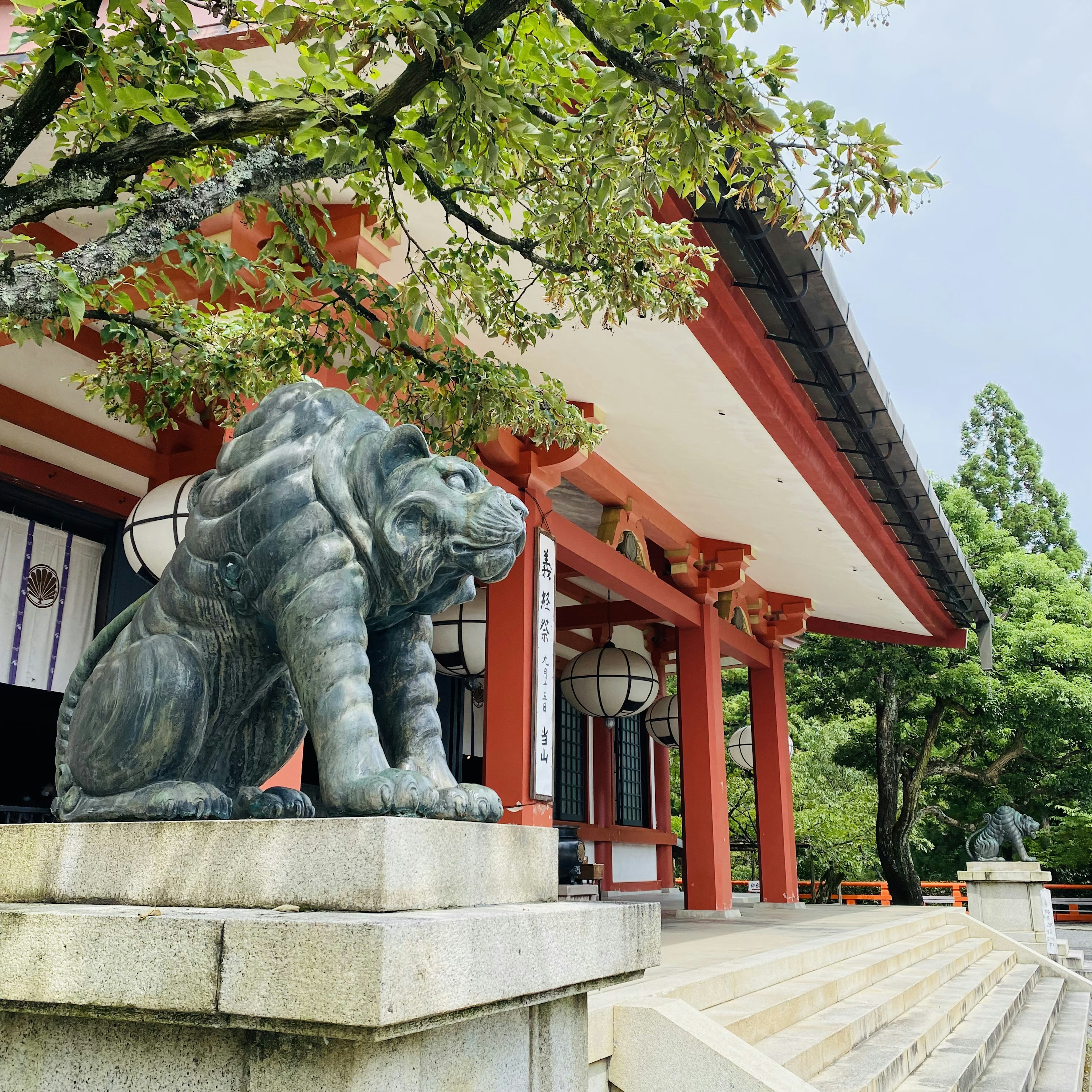 神社の前にある青銅の獅子像と伝統的な建築