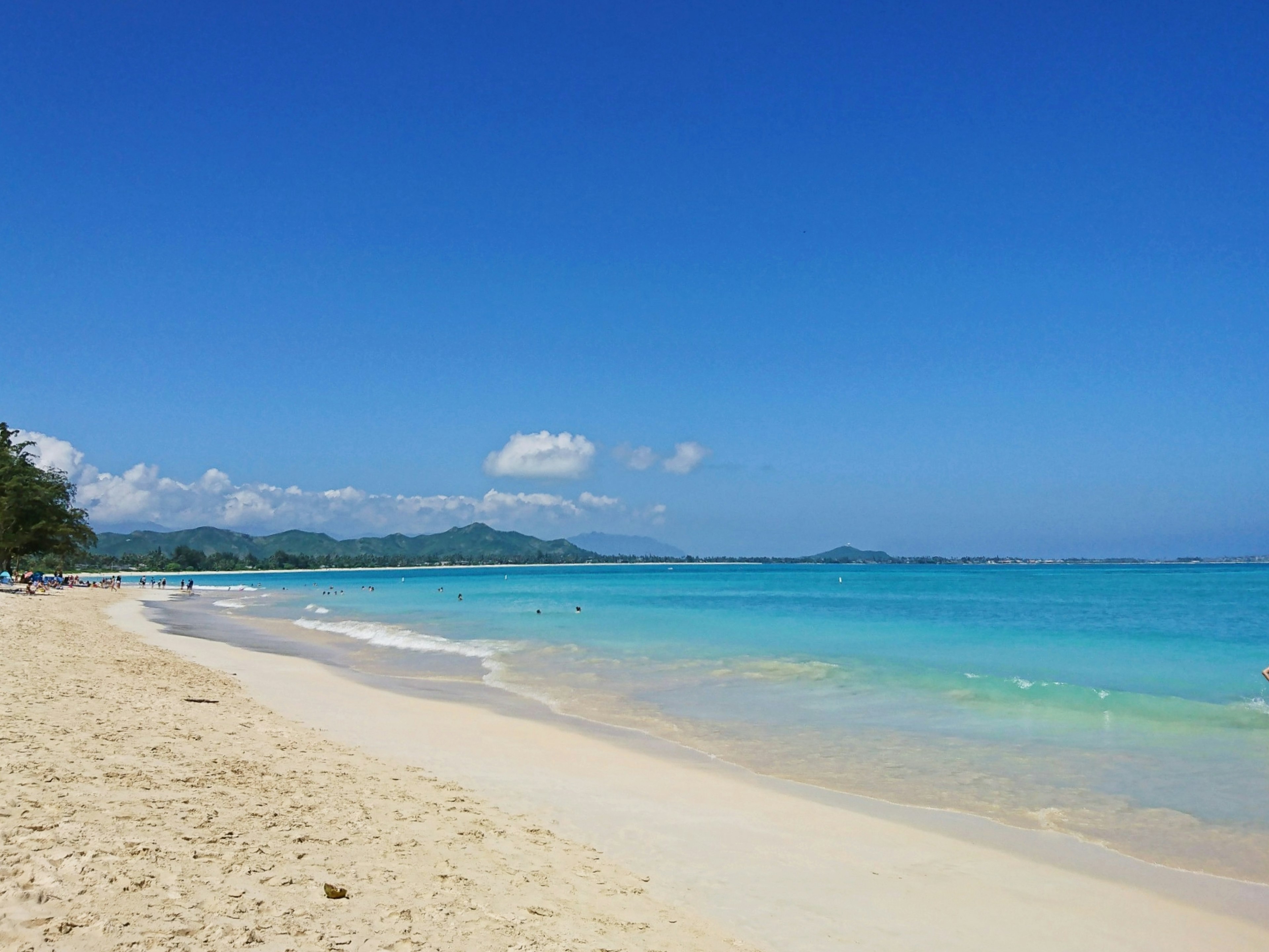 Vue de plage pittoresque avec de l'eau bleue et du sable blanc