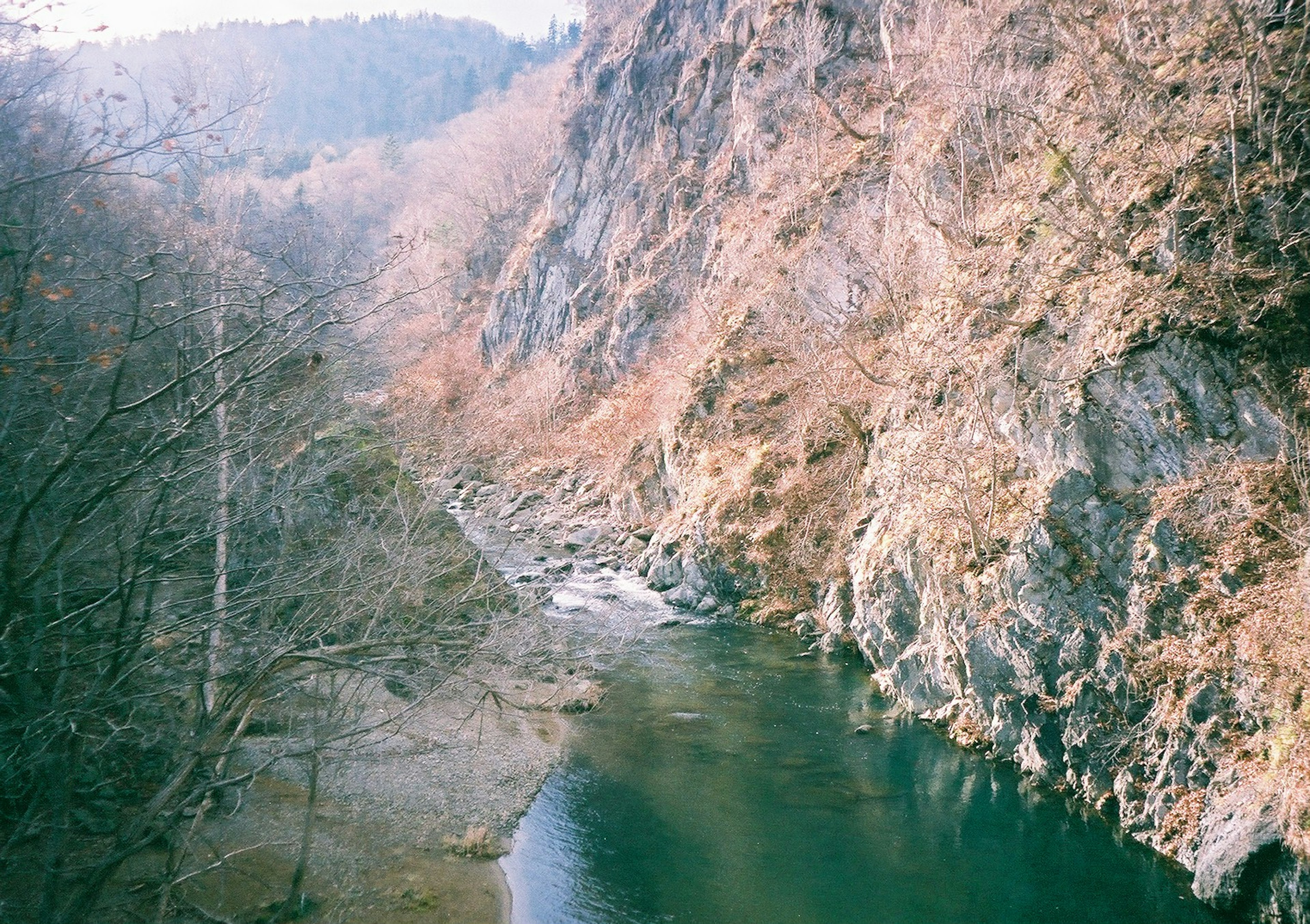 Paesaggio autunnale con un fiume e montagne