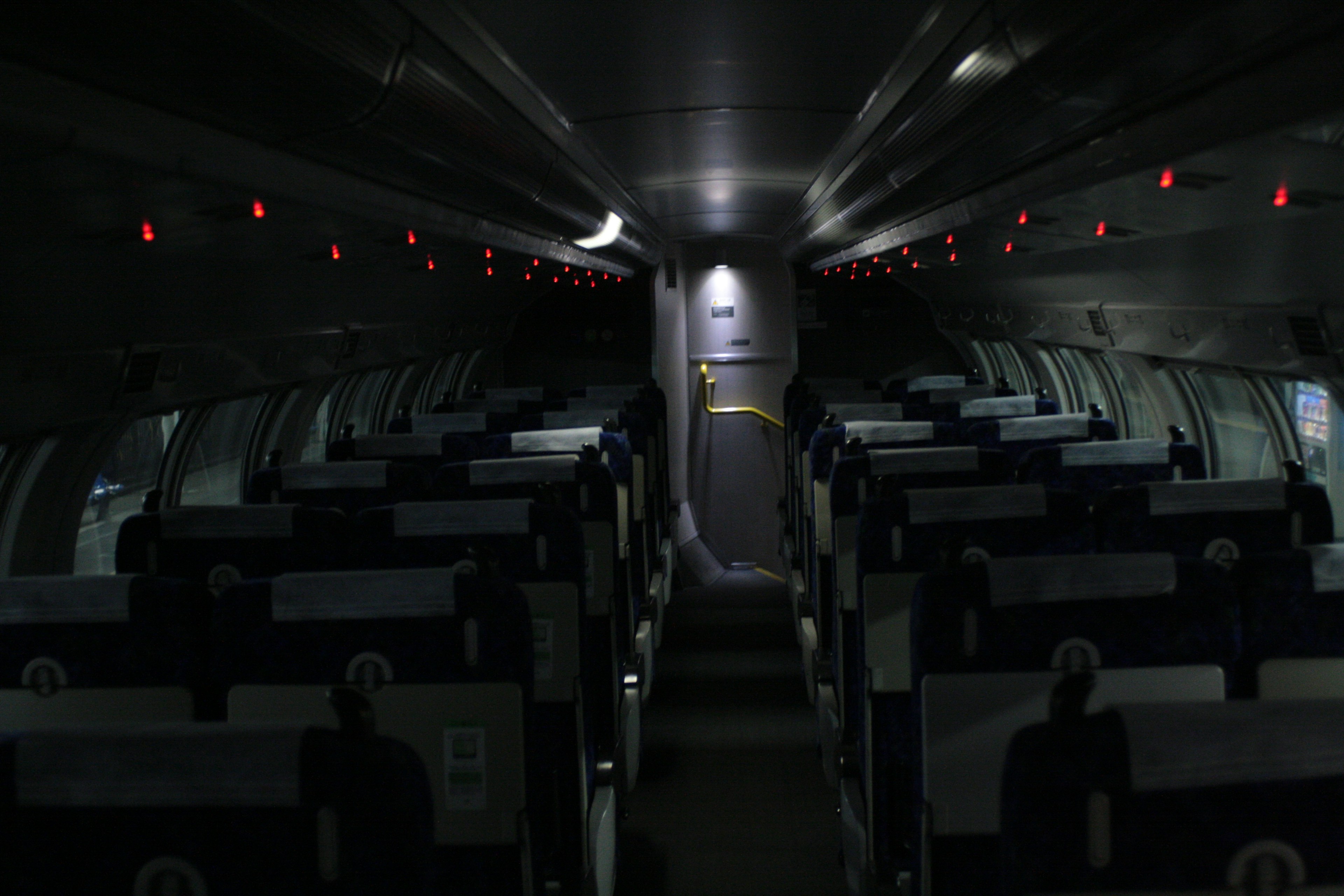 Intérieur d'une cabine d'avion sombre avec des lumières rouges éclairées