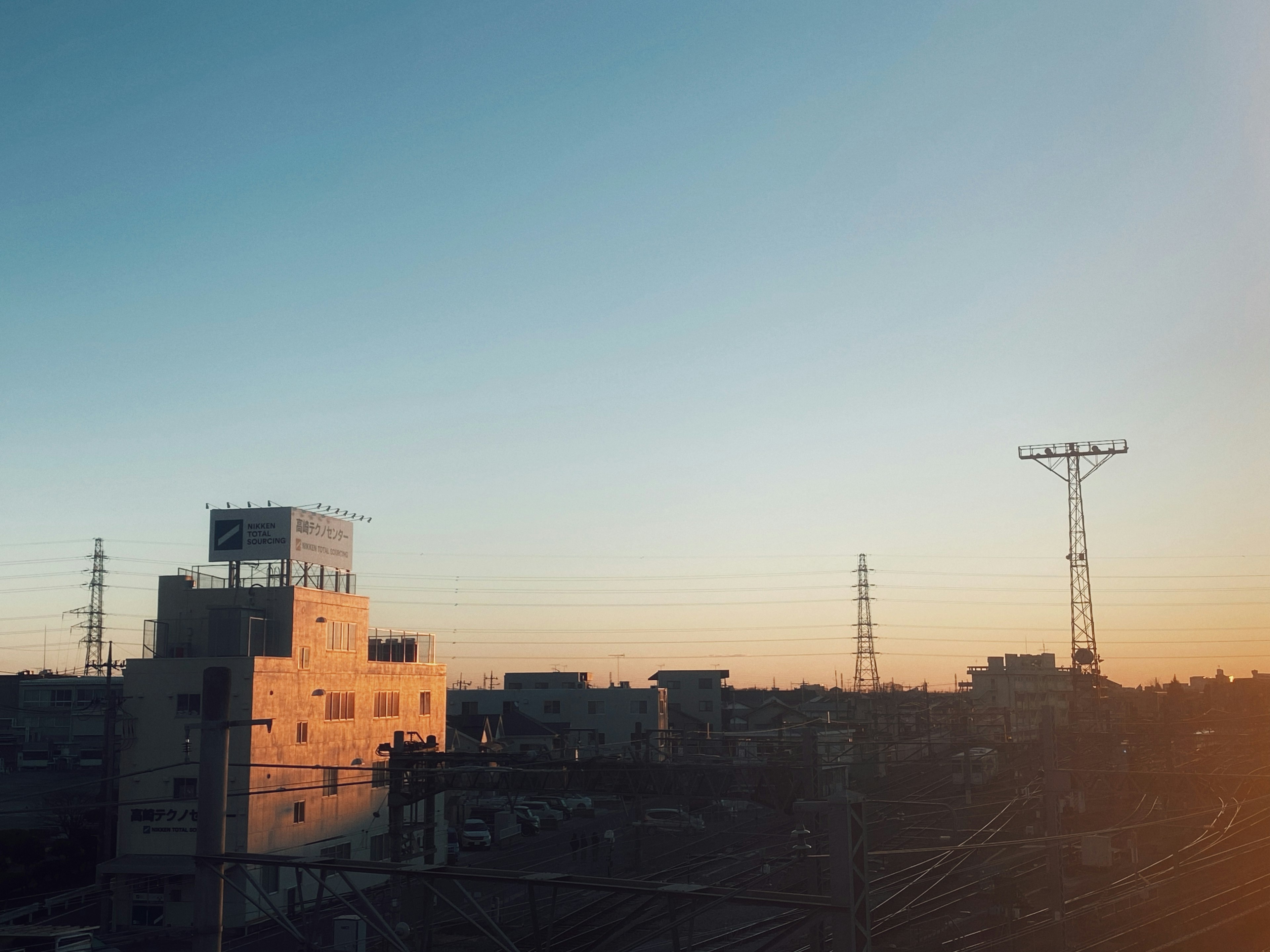 夕焼けの空とビルのシルエットが映える都市の風景