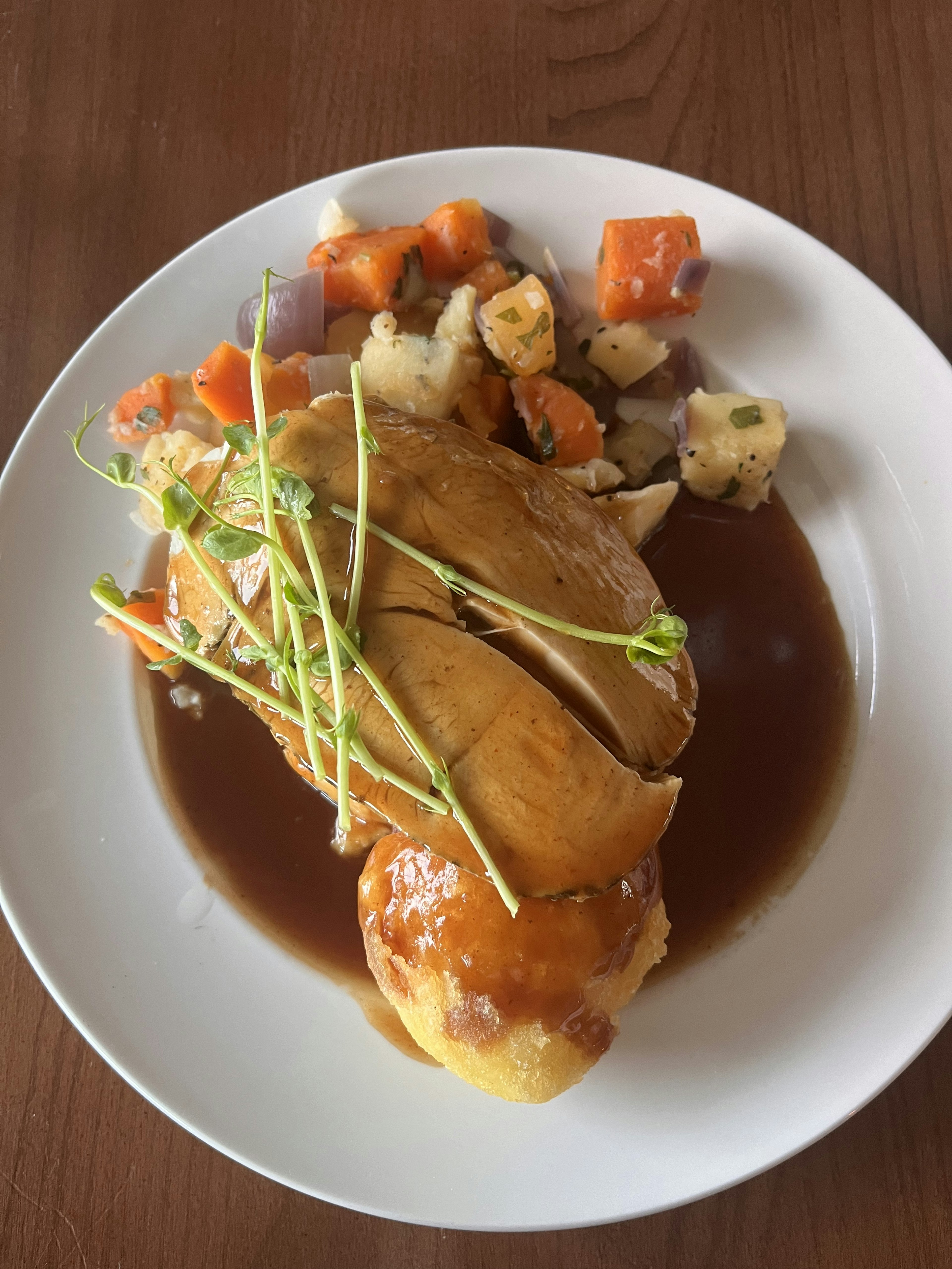 焼き鶏と野菜の盛り合わせ 醤油ベースのソースがかかっている