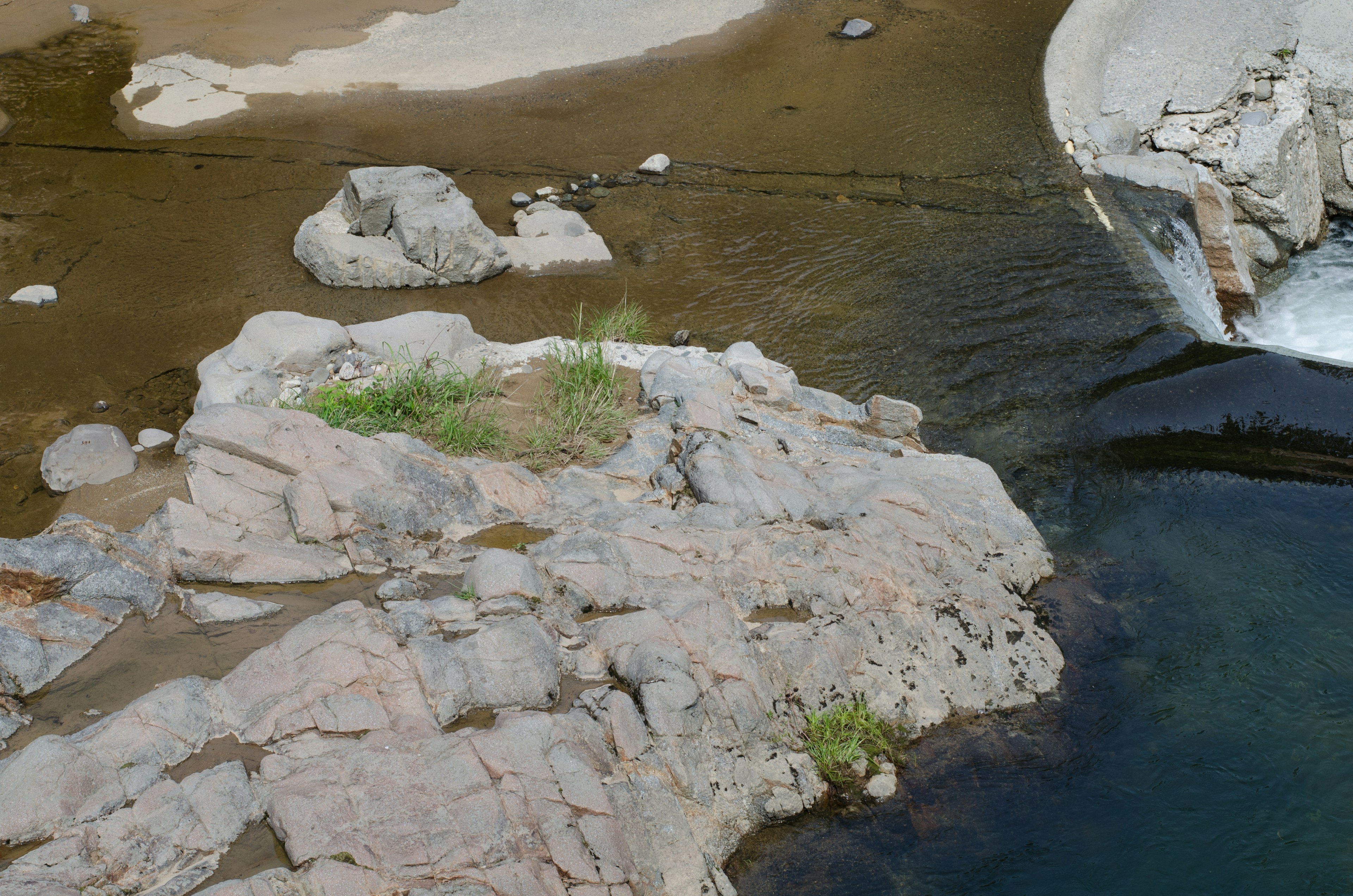 Naturlandschaft mit Felsen und Wasser