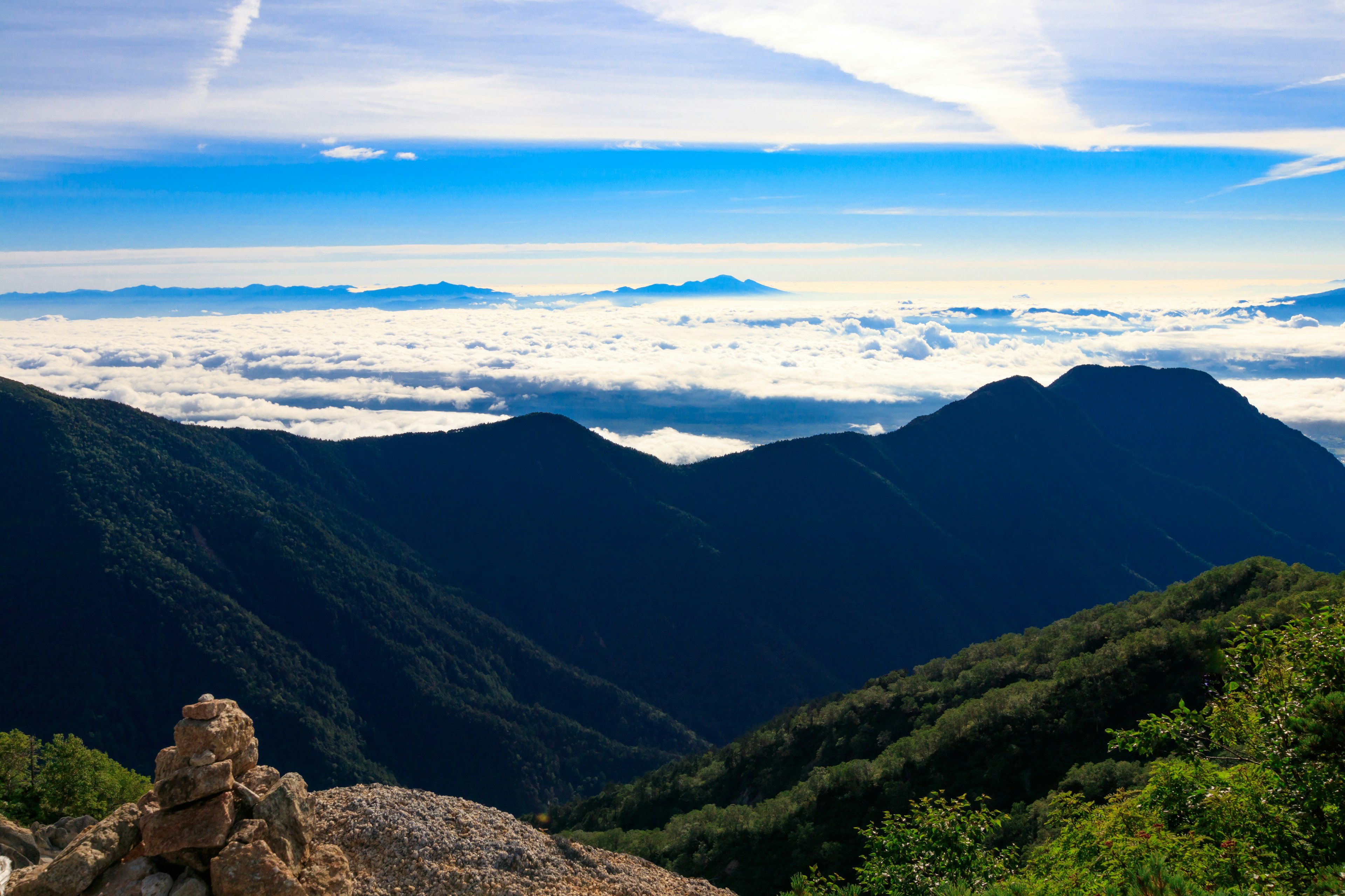 Pemandangan gunung yang menakjubkan dengan lautan awan dan langit biru