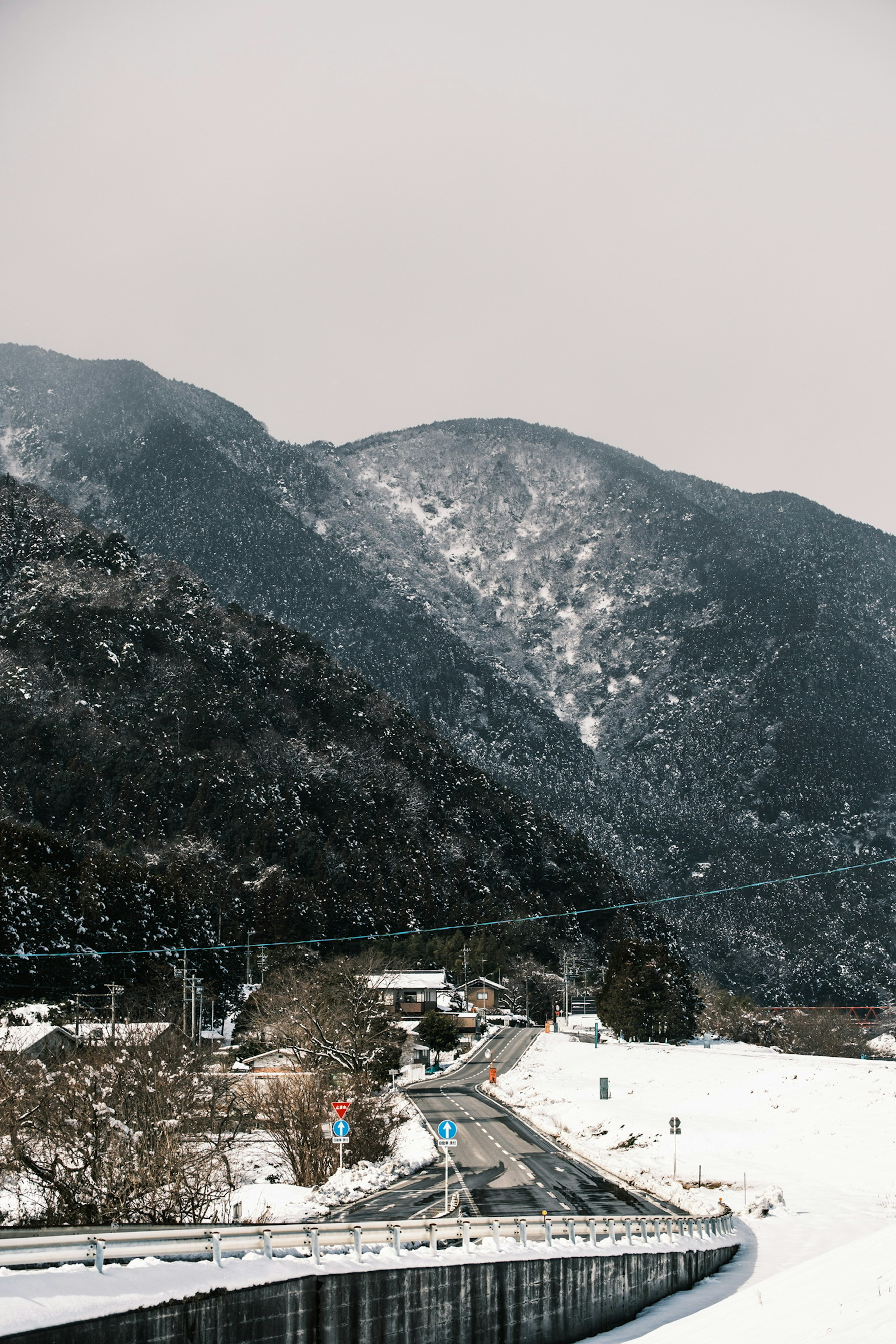 Paisaje de montañas nevadas y carretera