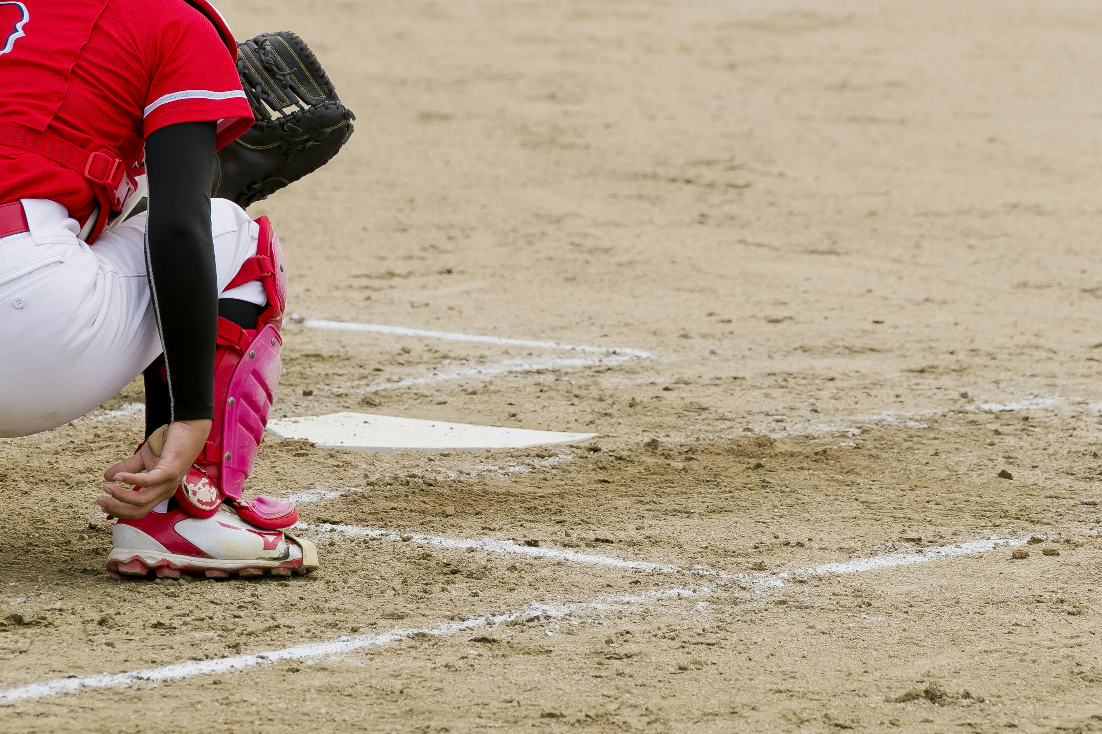 Un giocatore di baseball che si prepara a lanciare sul campo