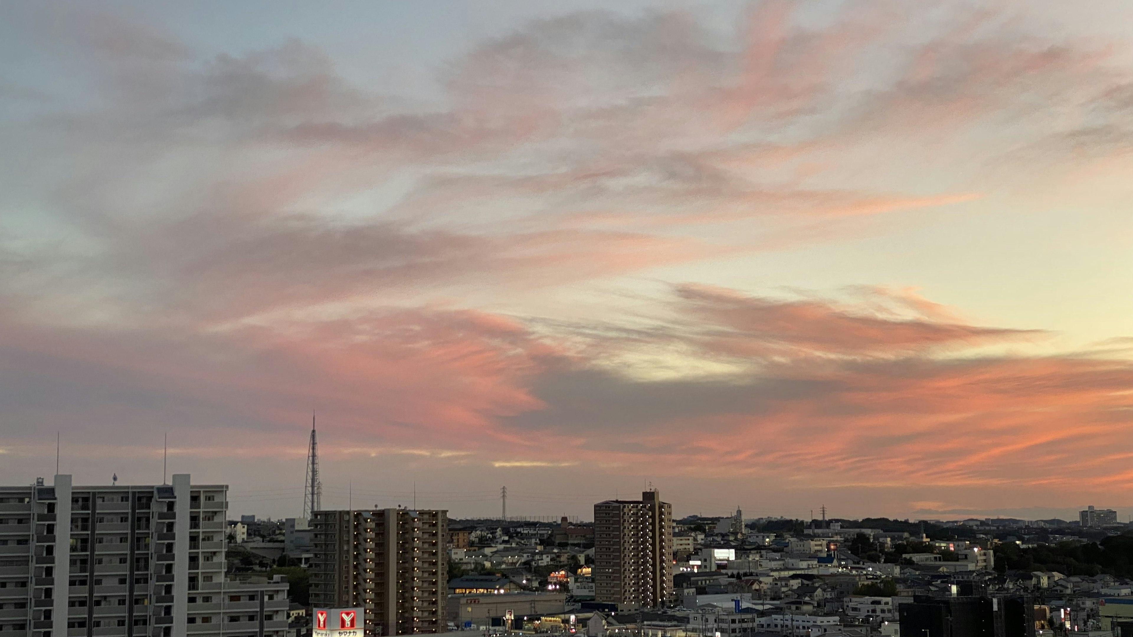 Un ciel de coucher de soleil vibrant sur un paysage urbain