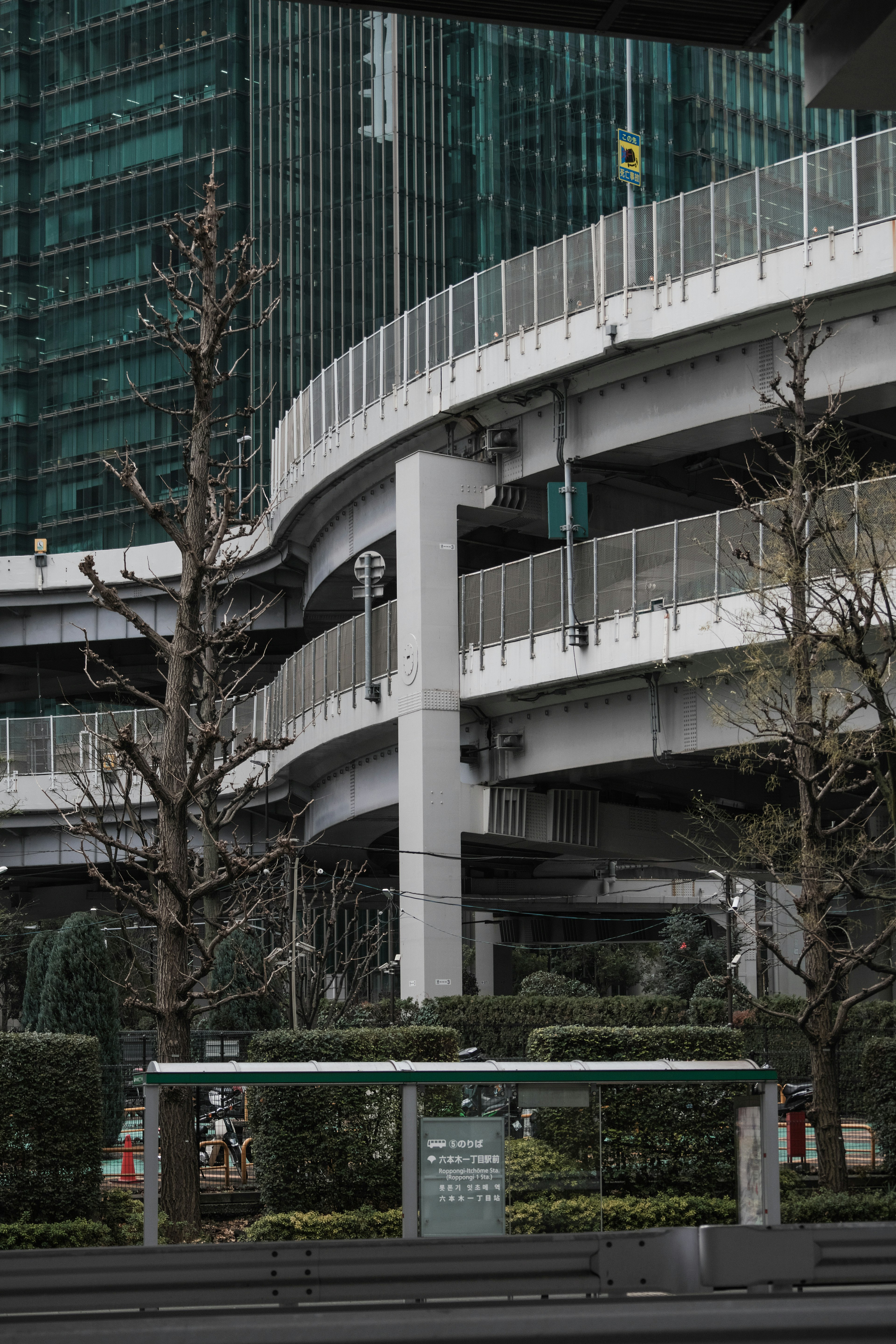 Paysage urbain avec un bâtiment haut et une route sinueuse