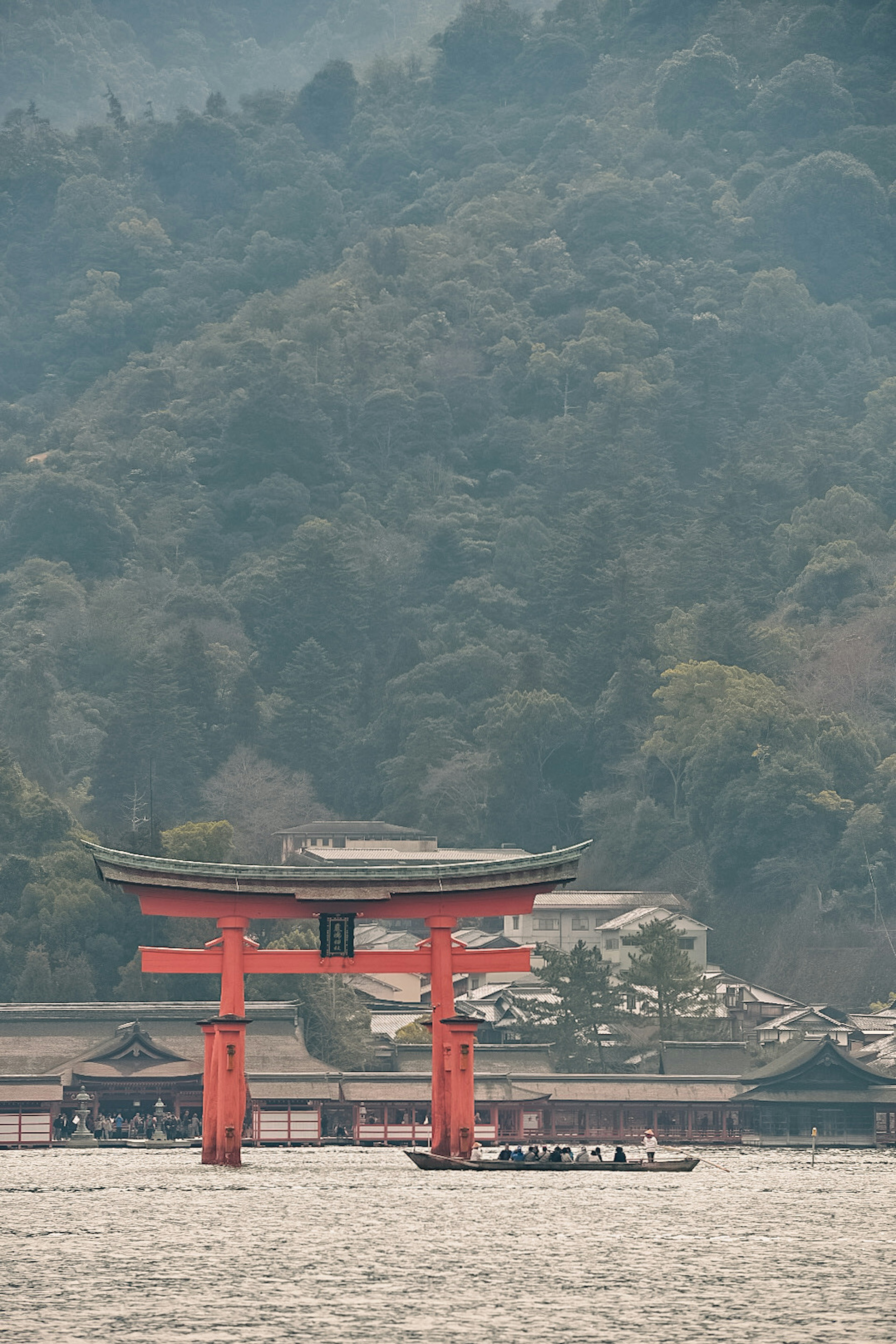 Portail torii rouge avec des montagnes en arrière-plan