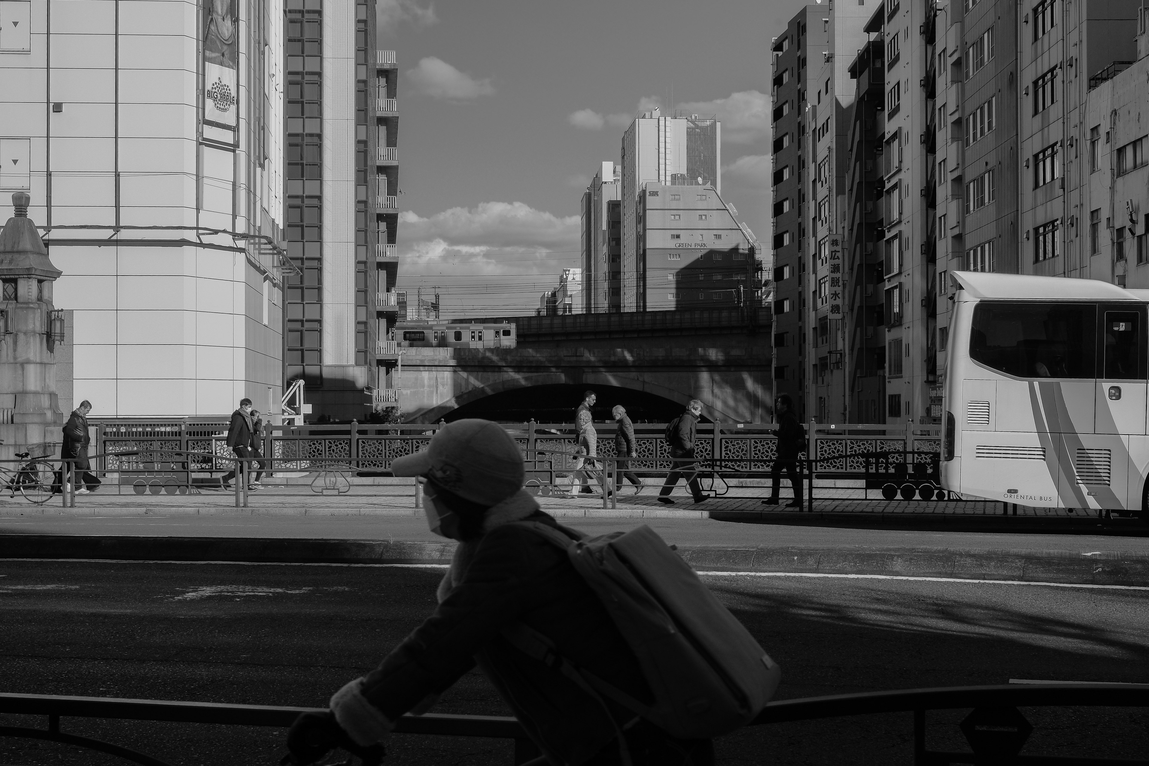 Scena urbana con un ciclista e pedoni