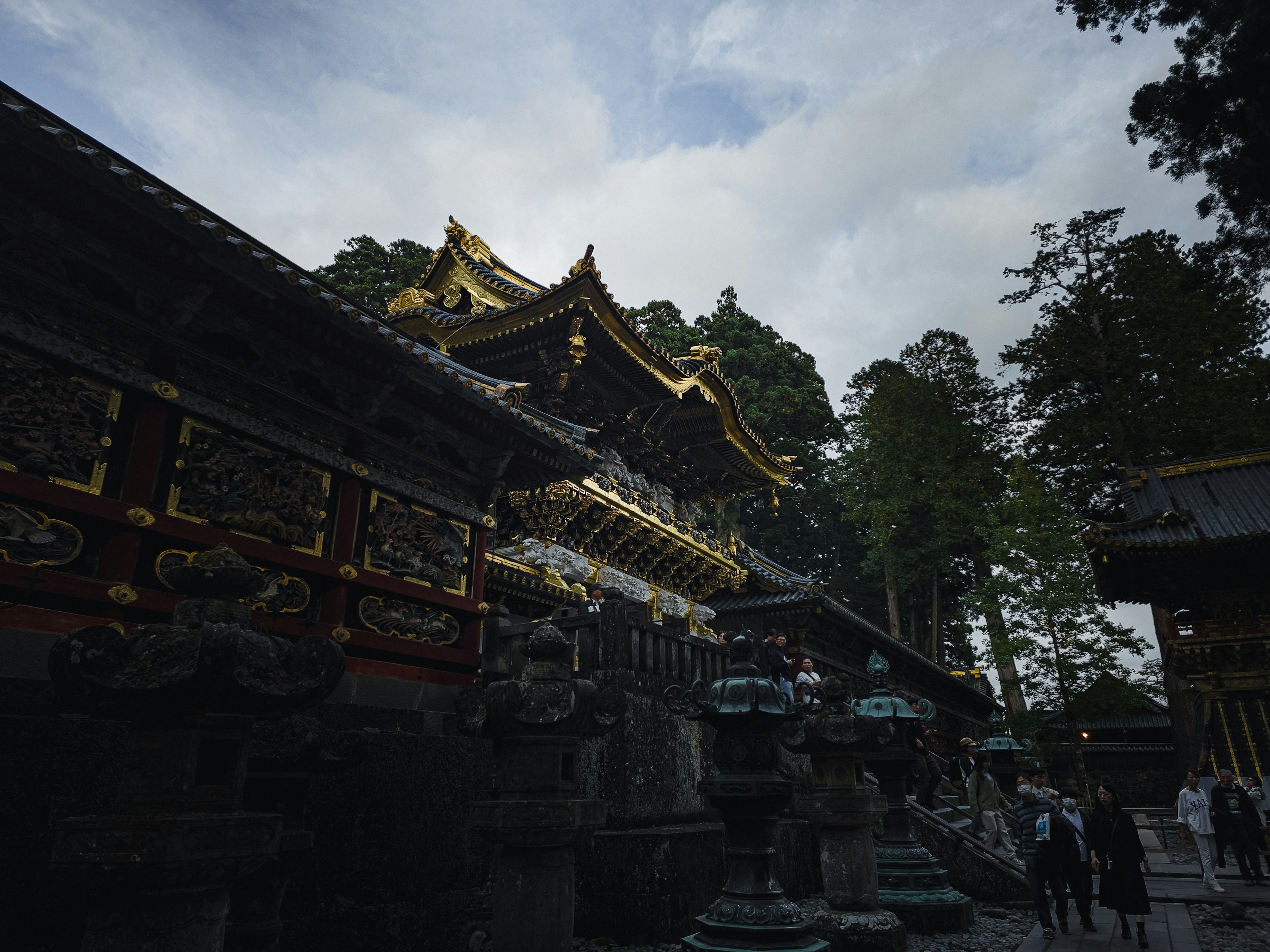 Schöne Architektur von Nikko Toshogu umgeben von üppigem Grün