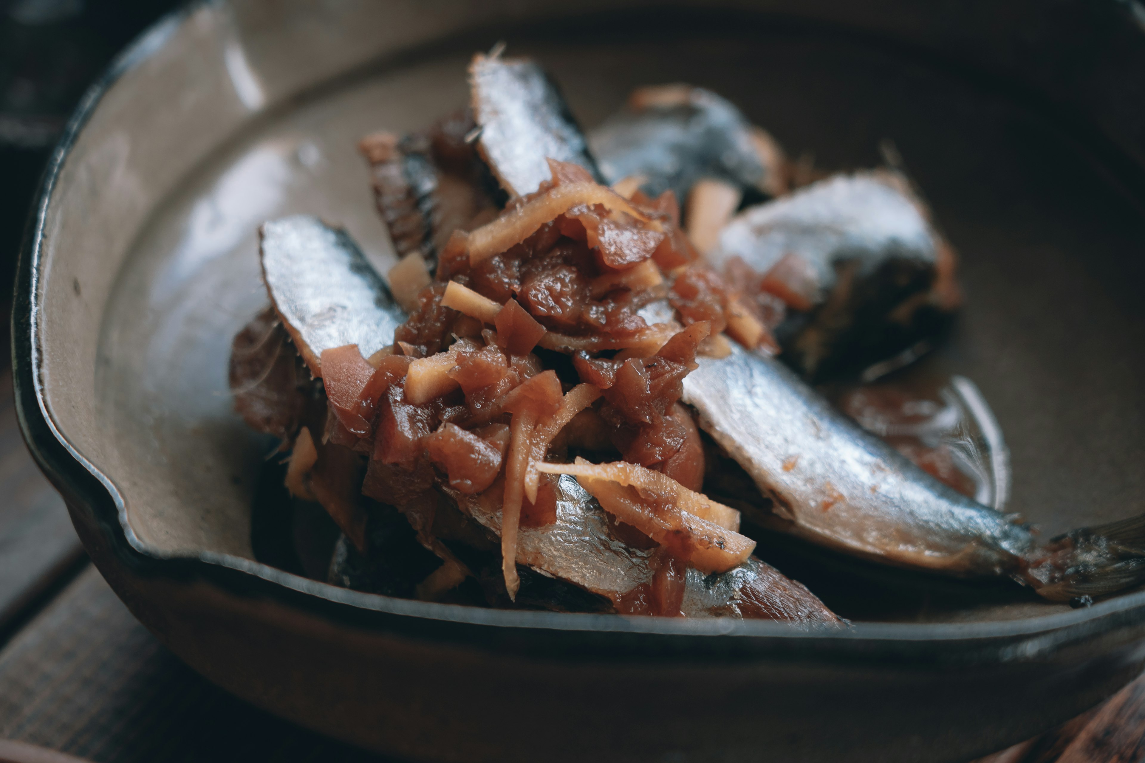 Un plat de poisson braisé garni de gingembre