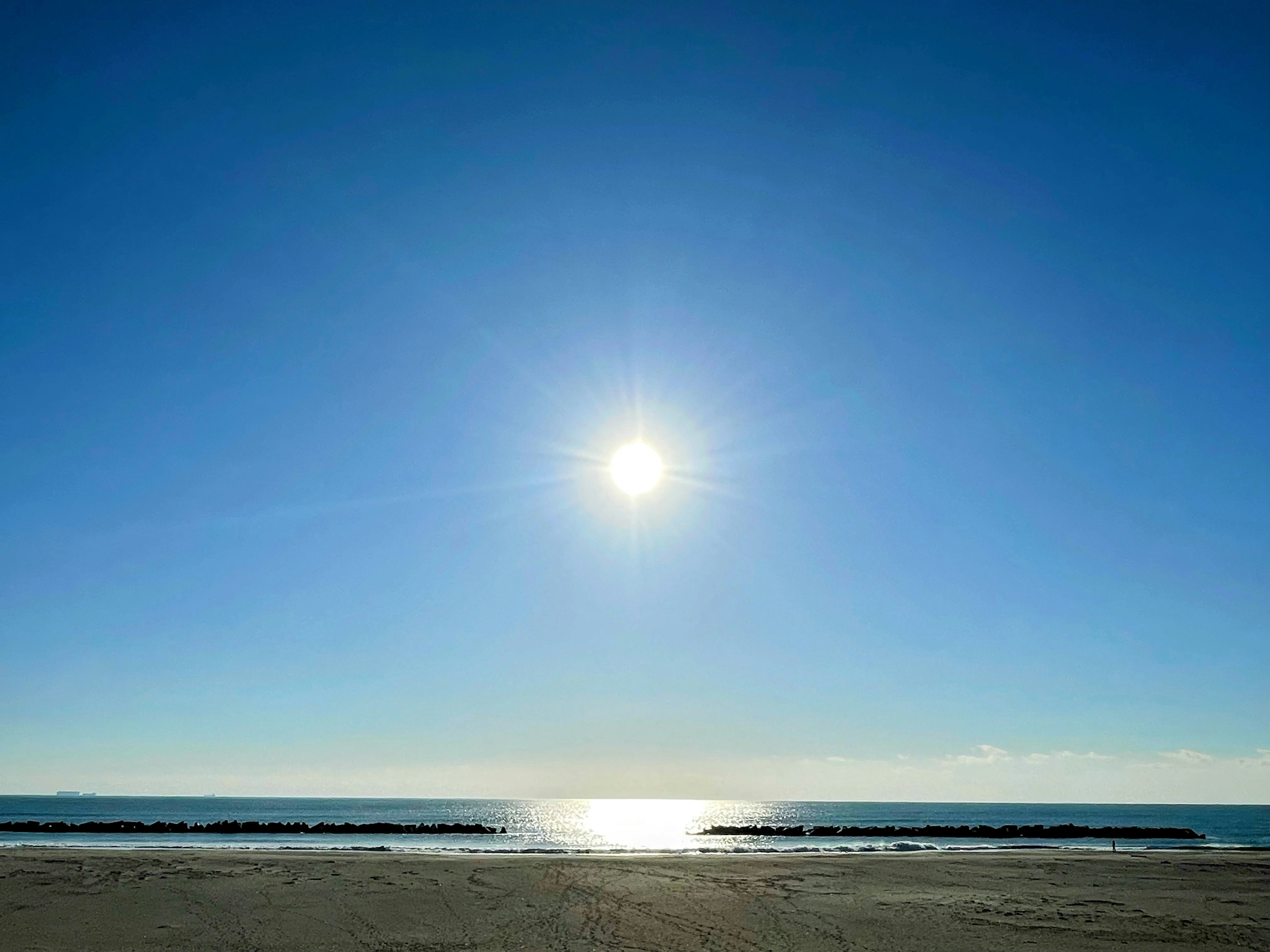 青い空と太陽が輝く海の風景