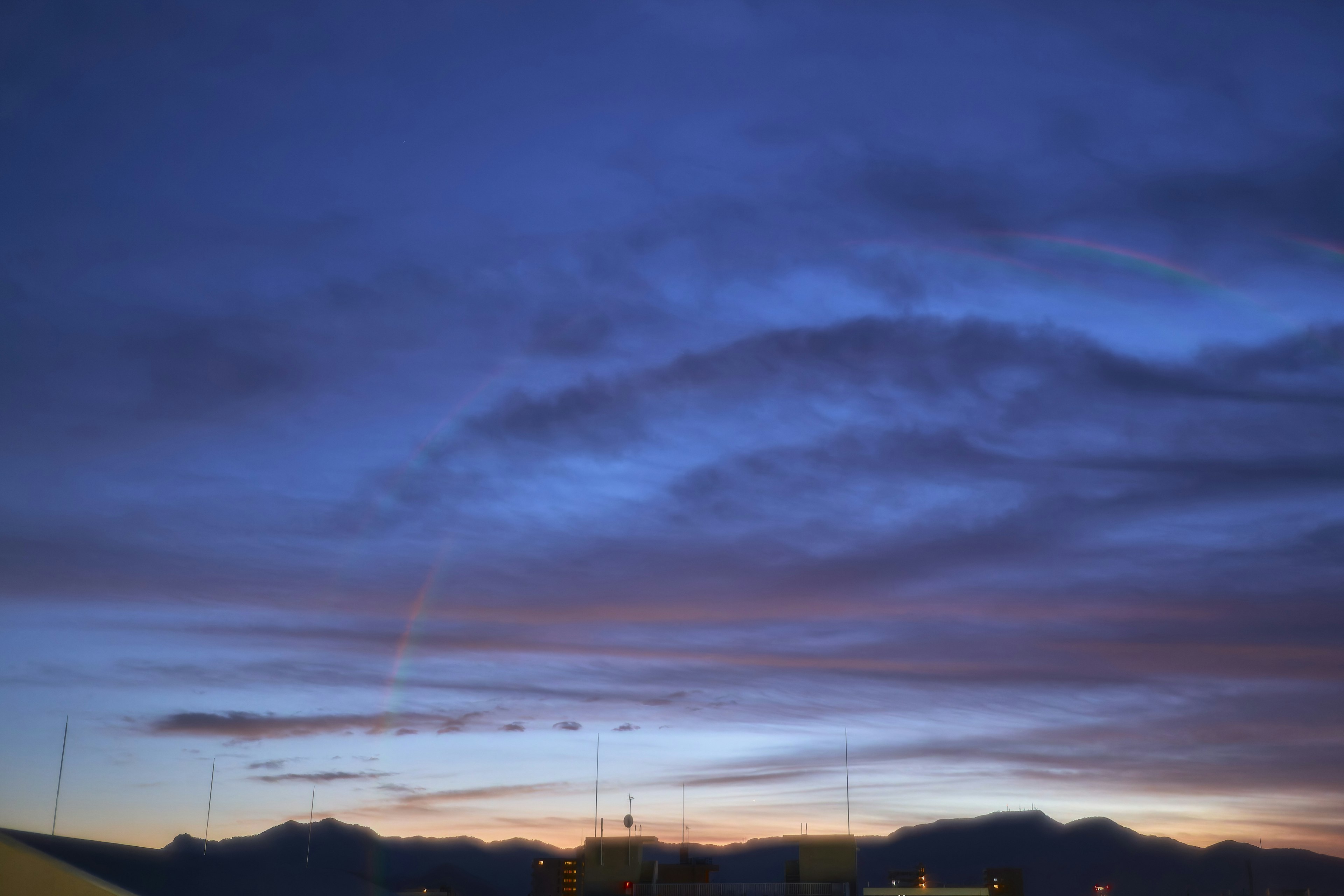 Ciel de coucher de soleil magnifique avec des nuages bleus et violets