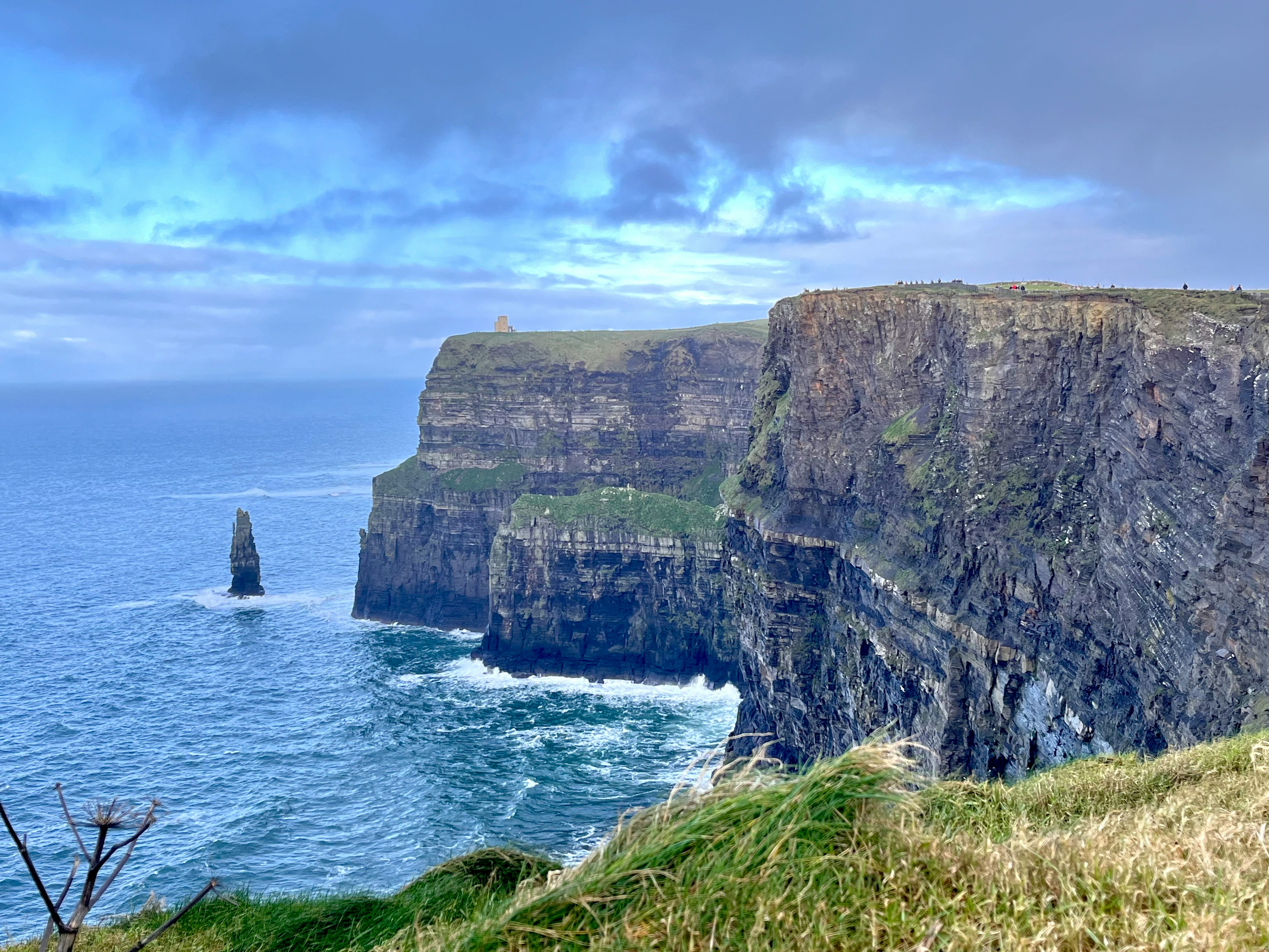 Majestätische Aussicht auf die Cliffs of Moher und die Ozeanlandschaft in Irland