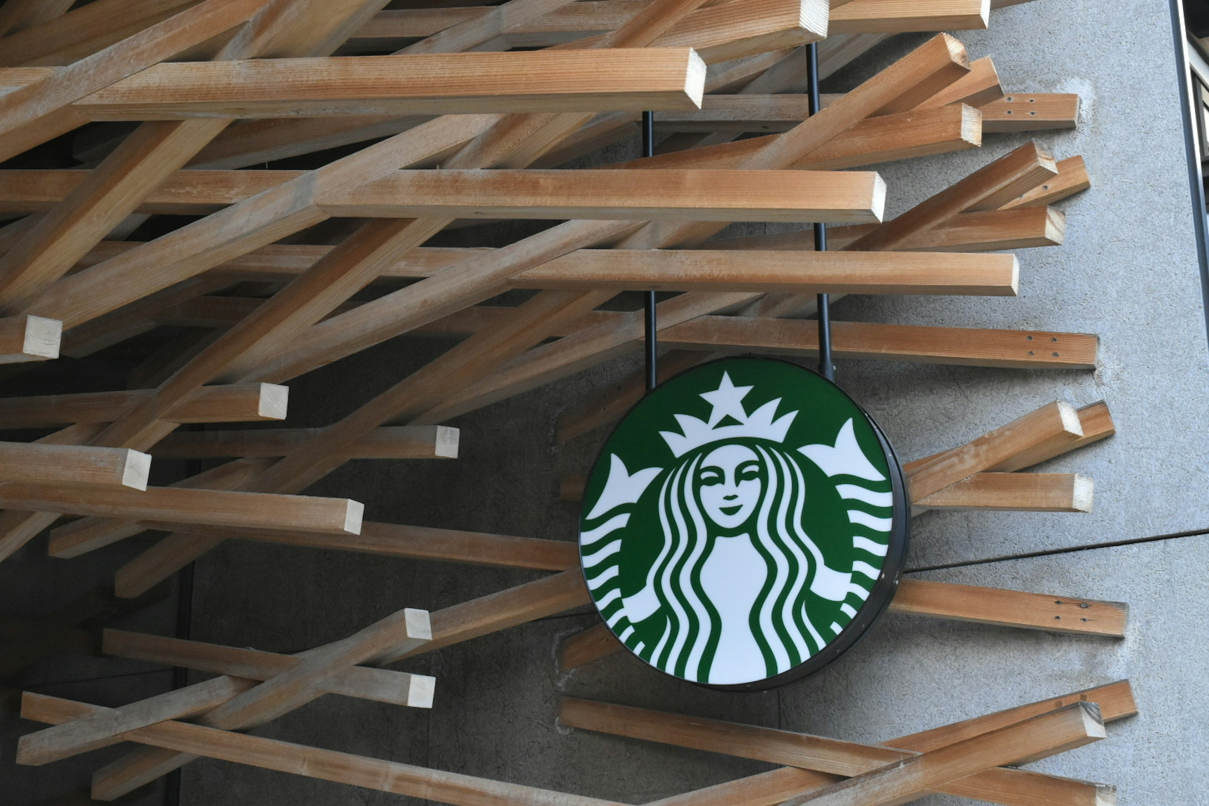 Logo Starbucks dengan latar belakang kayu yang unik