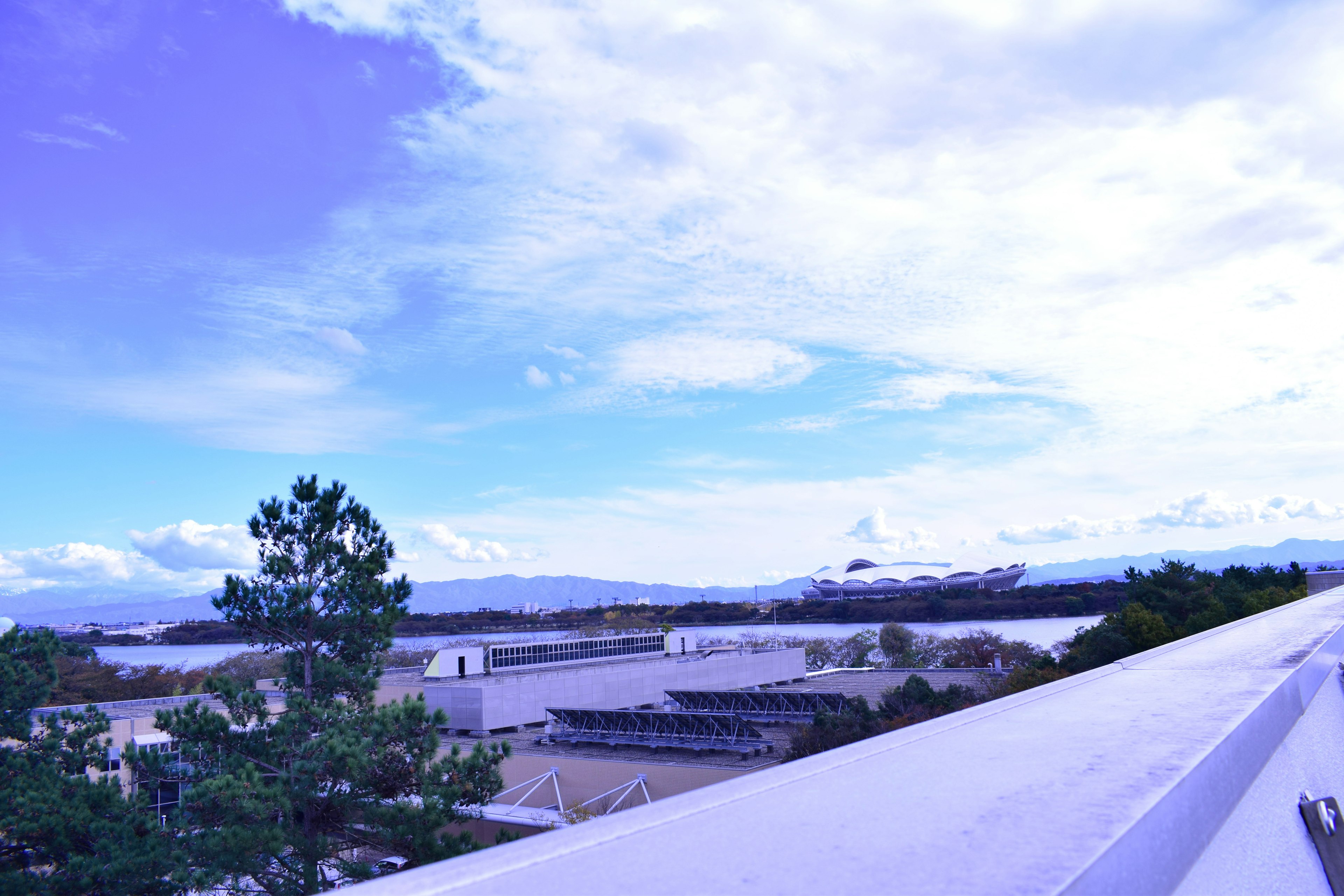 青空と雲が広がる風景と手前の建物