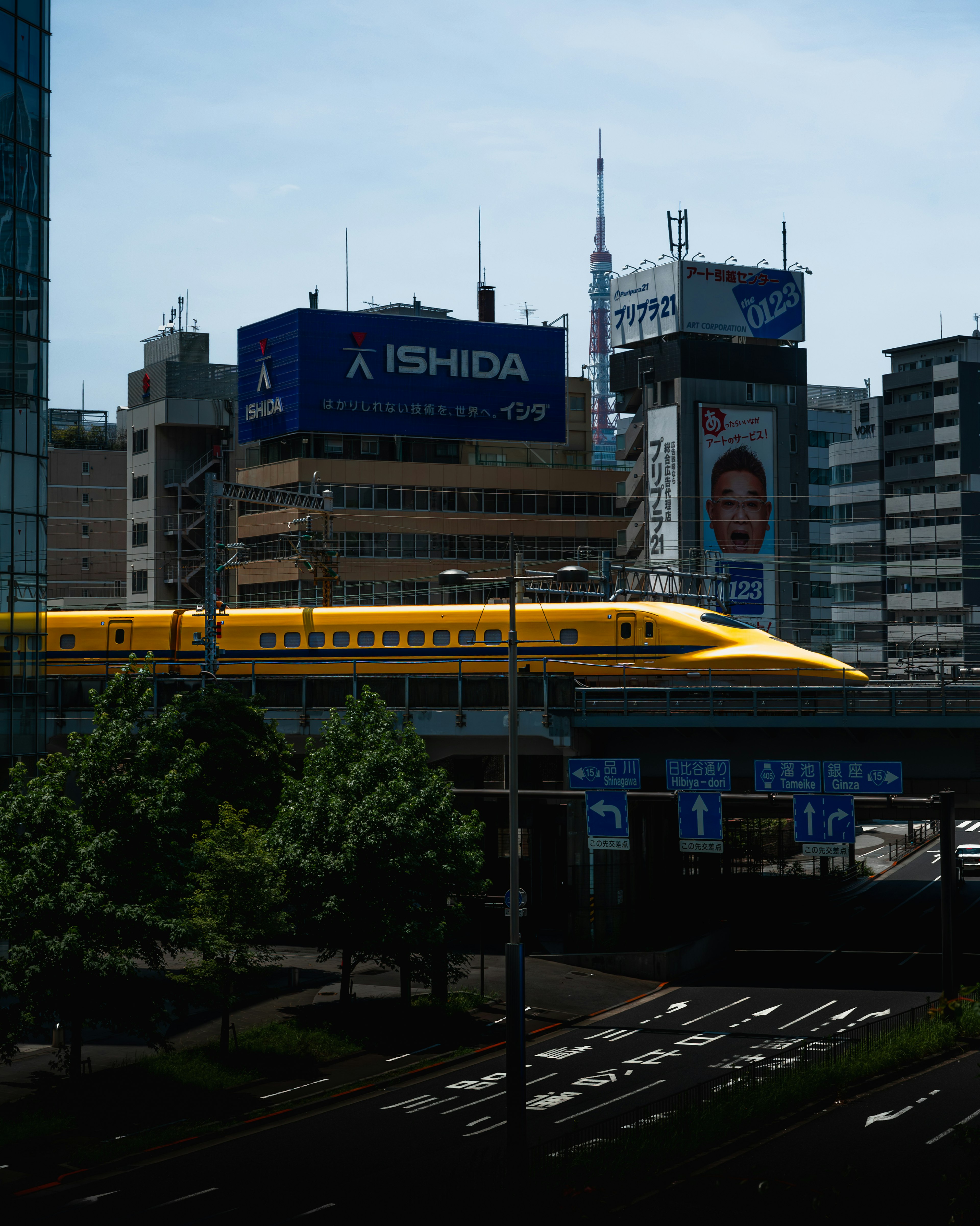 東京の街並みに高速列車が走る風景