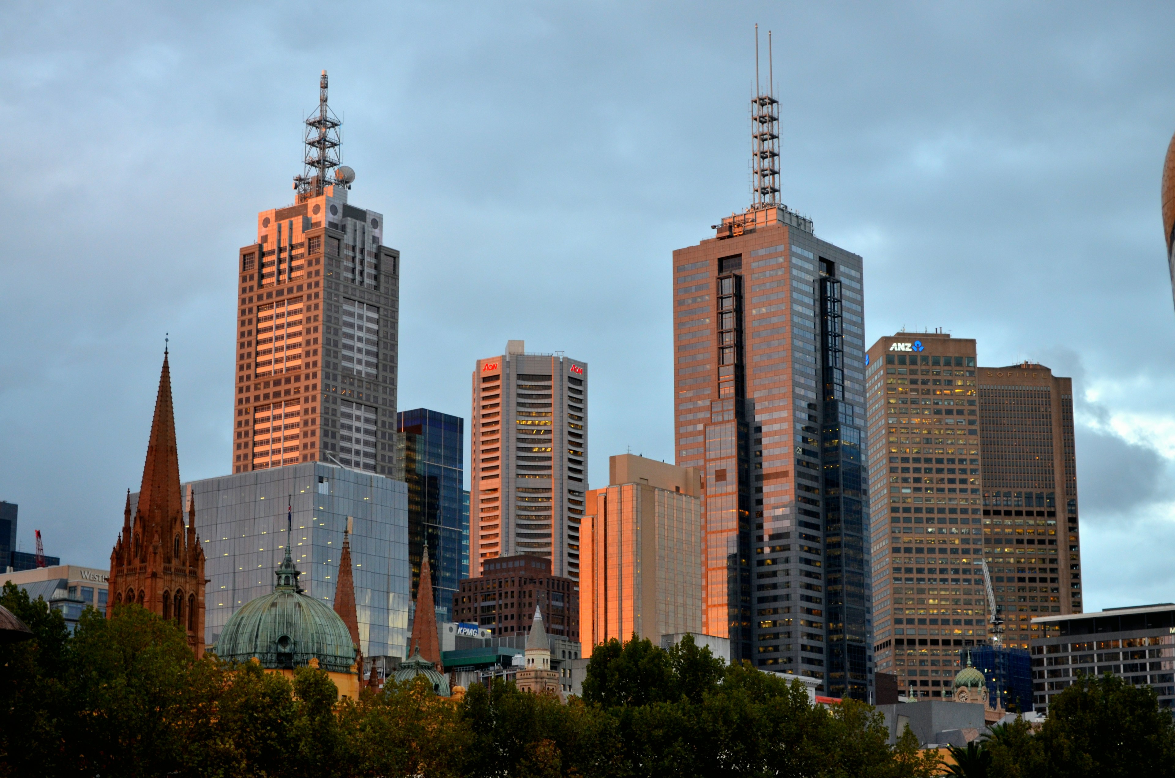 Skyline von Melbourne bei Dämmerung mit hohen Gebäuden und historischer Architektur