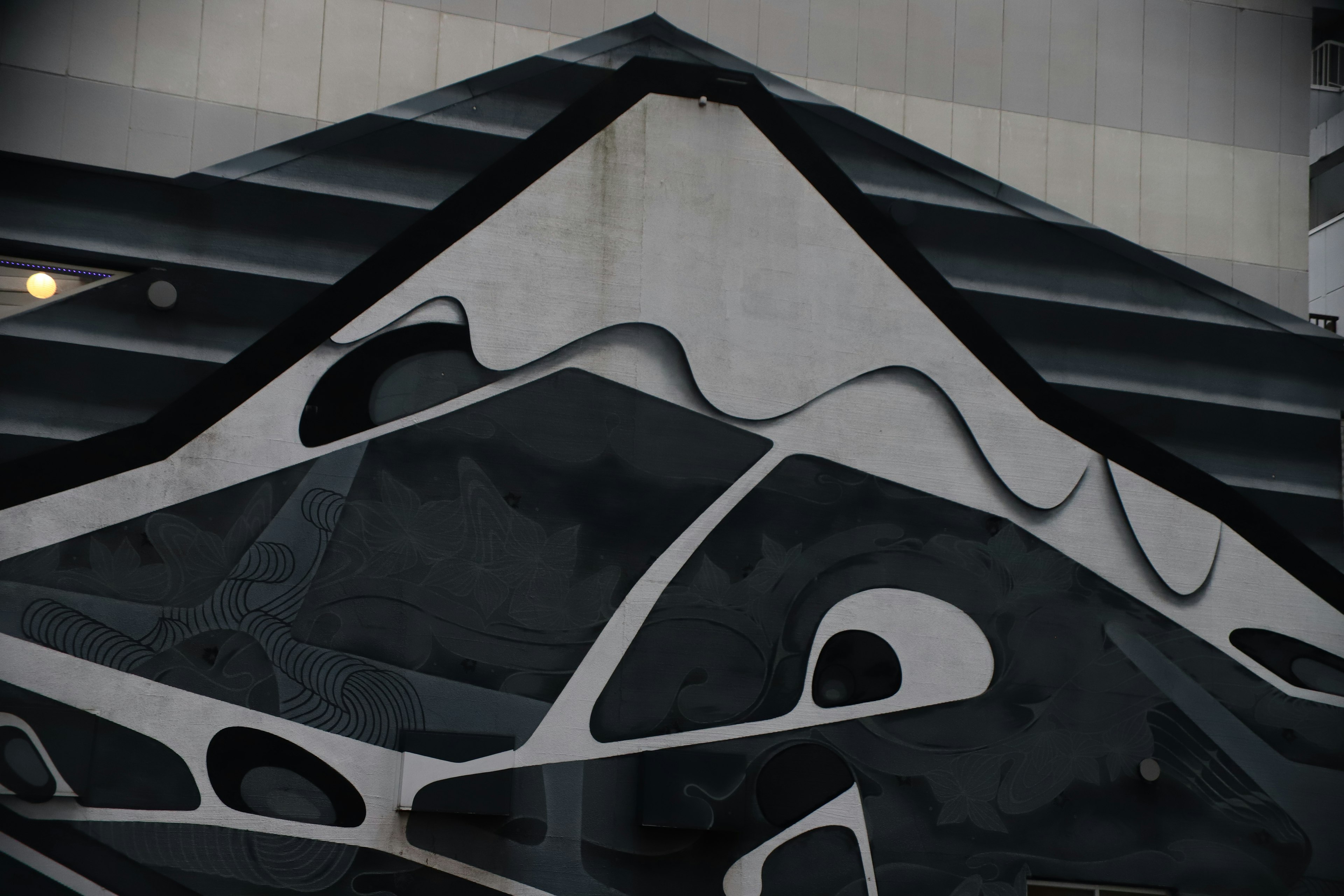 Parte de un edificio con un diseño de olas en blanco y negro distintivo