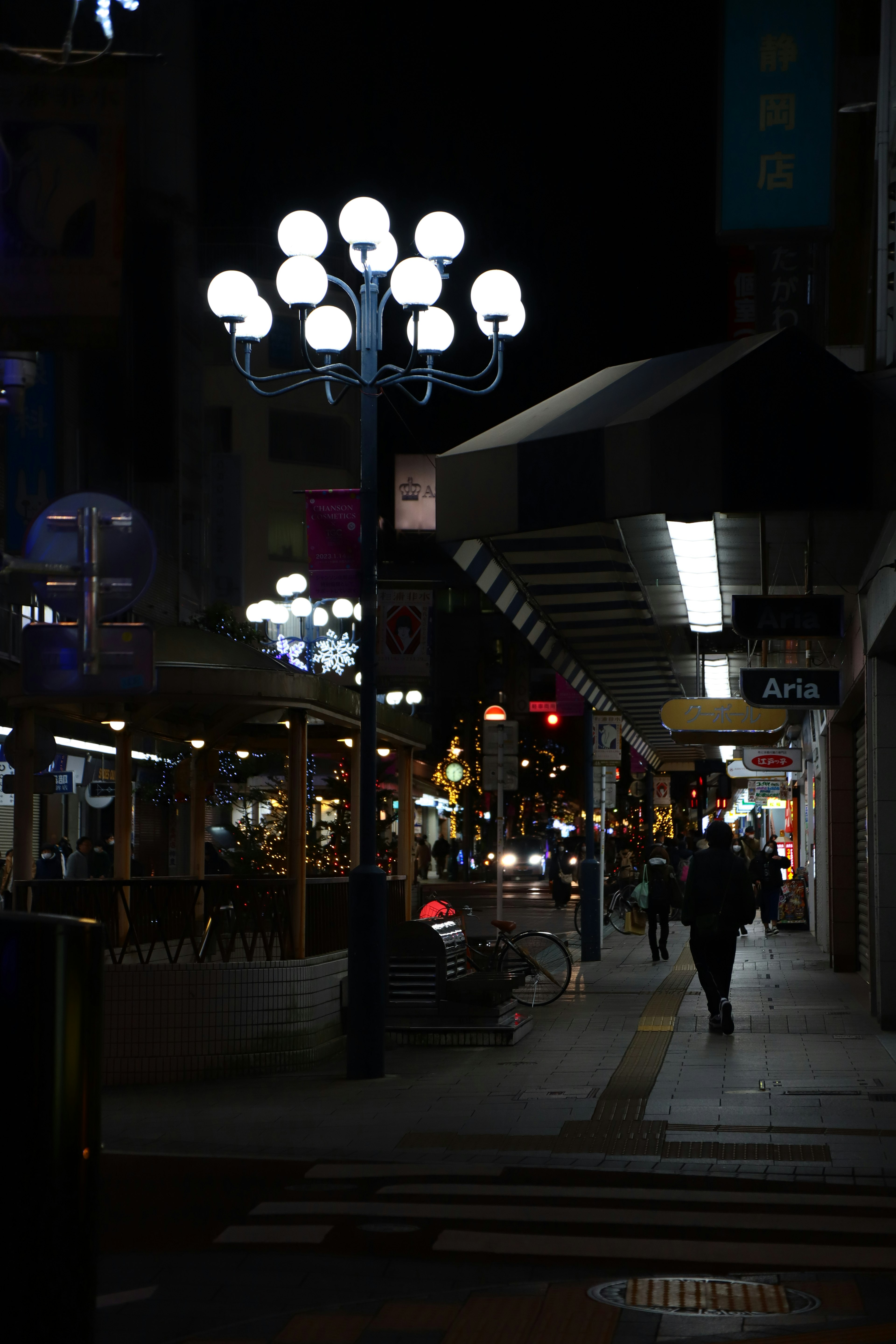 Escena nocturna de una calle con farolas brillantes