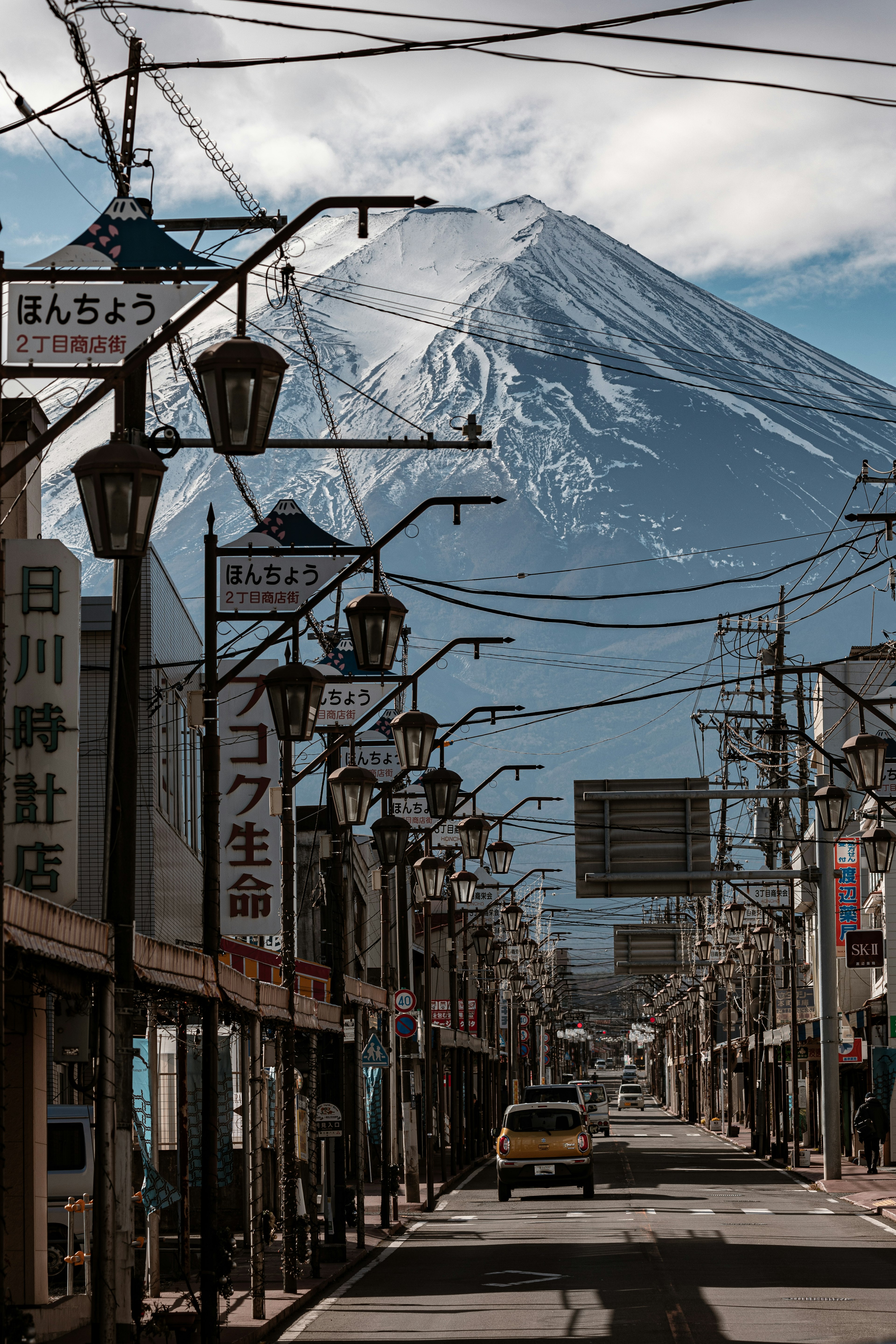 Vue de rue tranquille avec le mont Fuji en arrière-plan