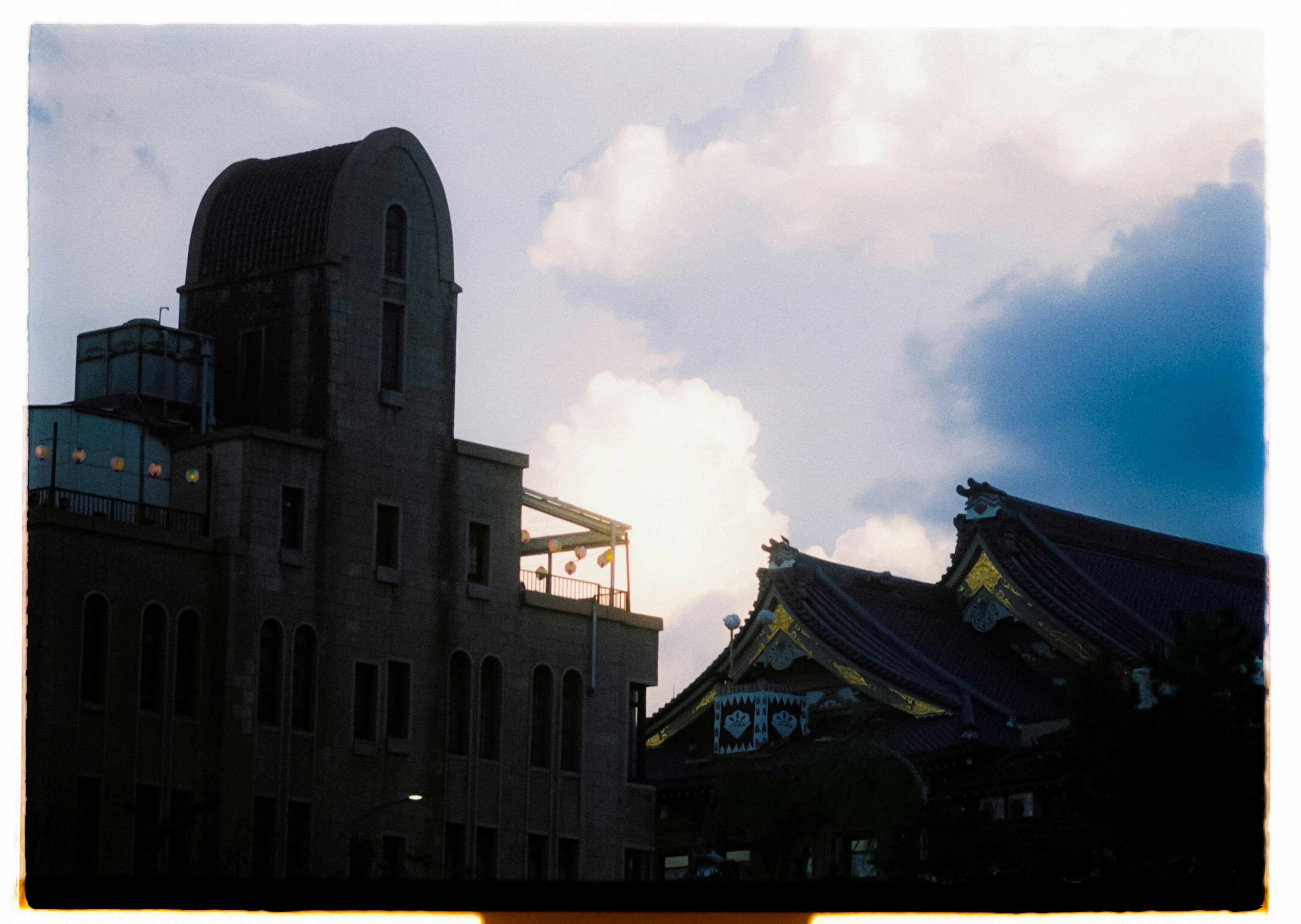 Silhouette bangunan modern dan arsitektur Jepang tradisional di bawah langit senja