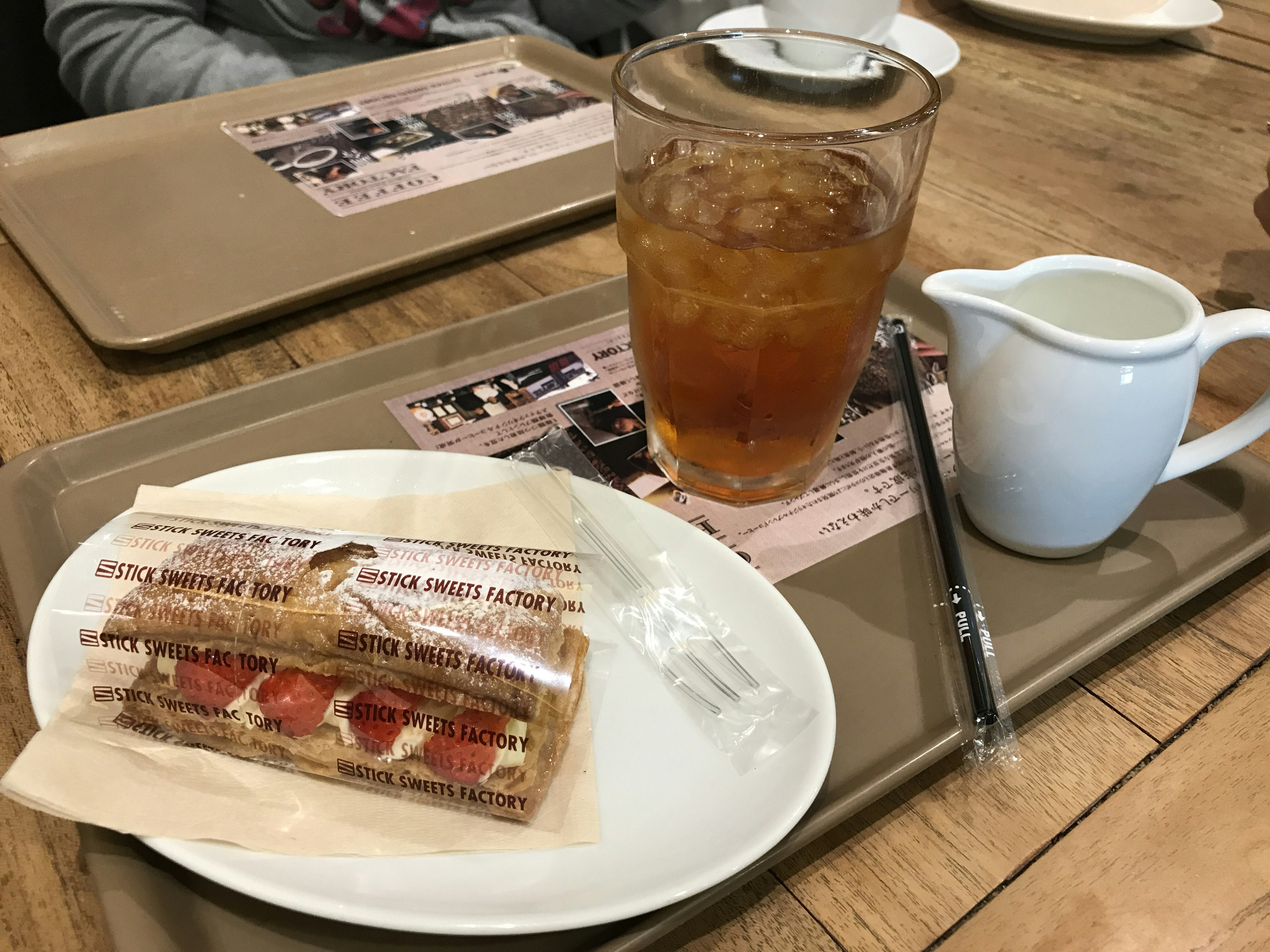 Pastel de fresa con té helado en una bandeja de café