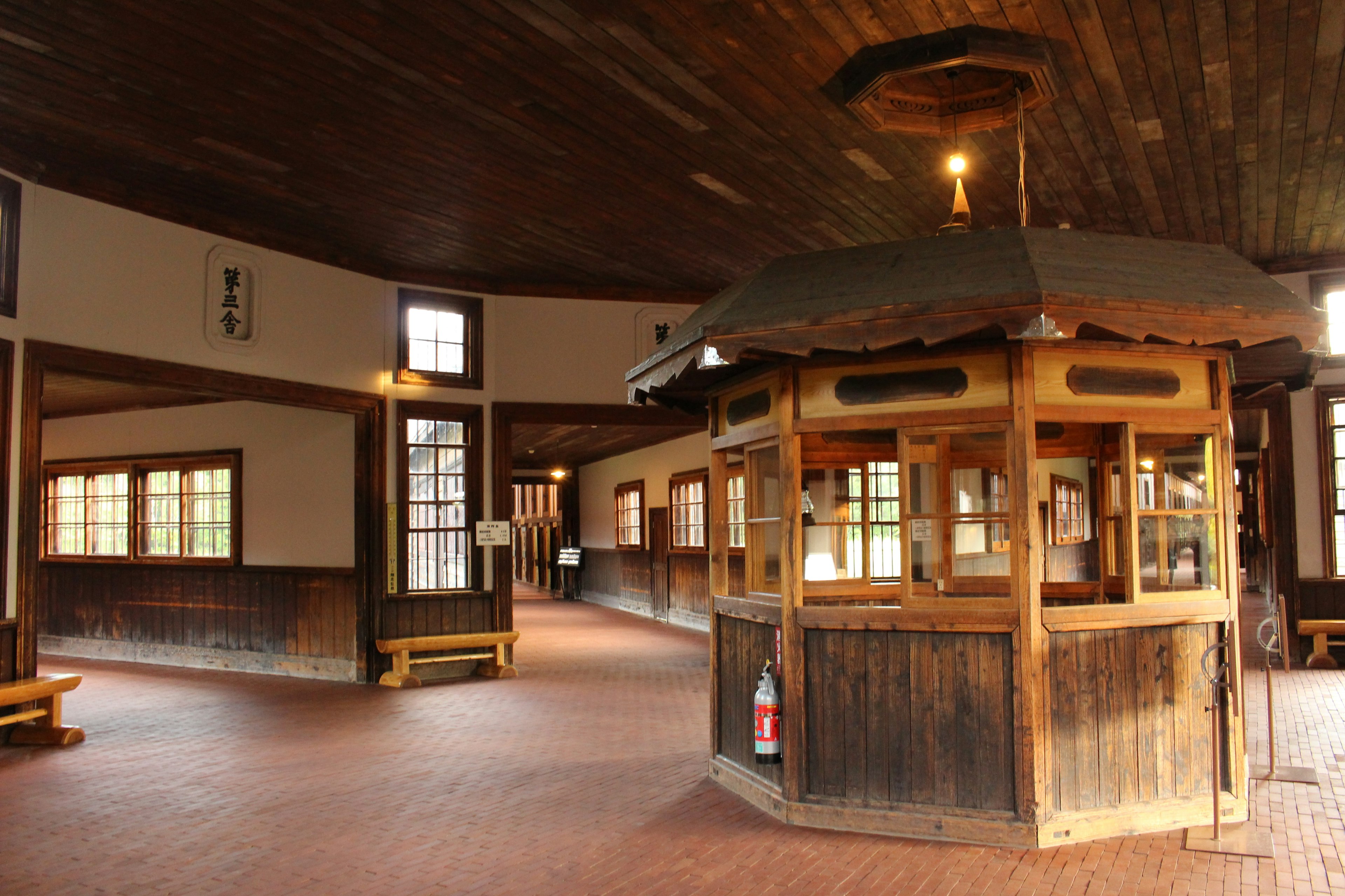 Intérieur d'un bâtiment traditionnel avec un comptoir en bois et un espace spacieux