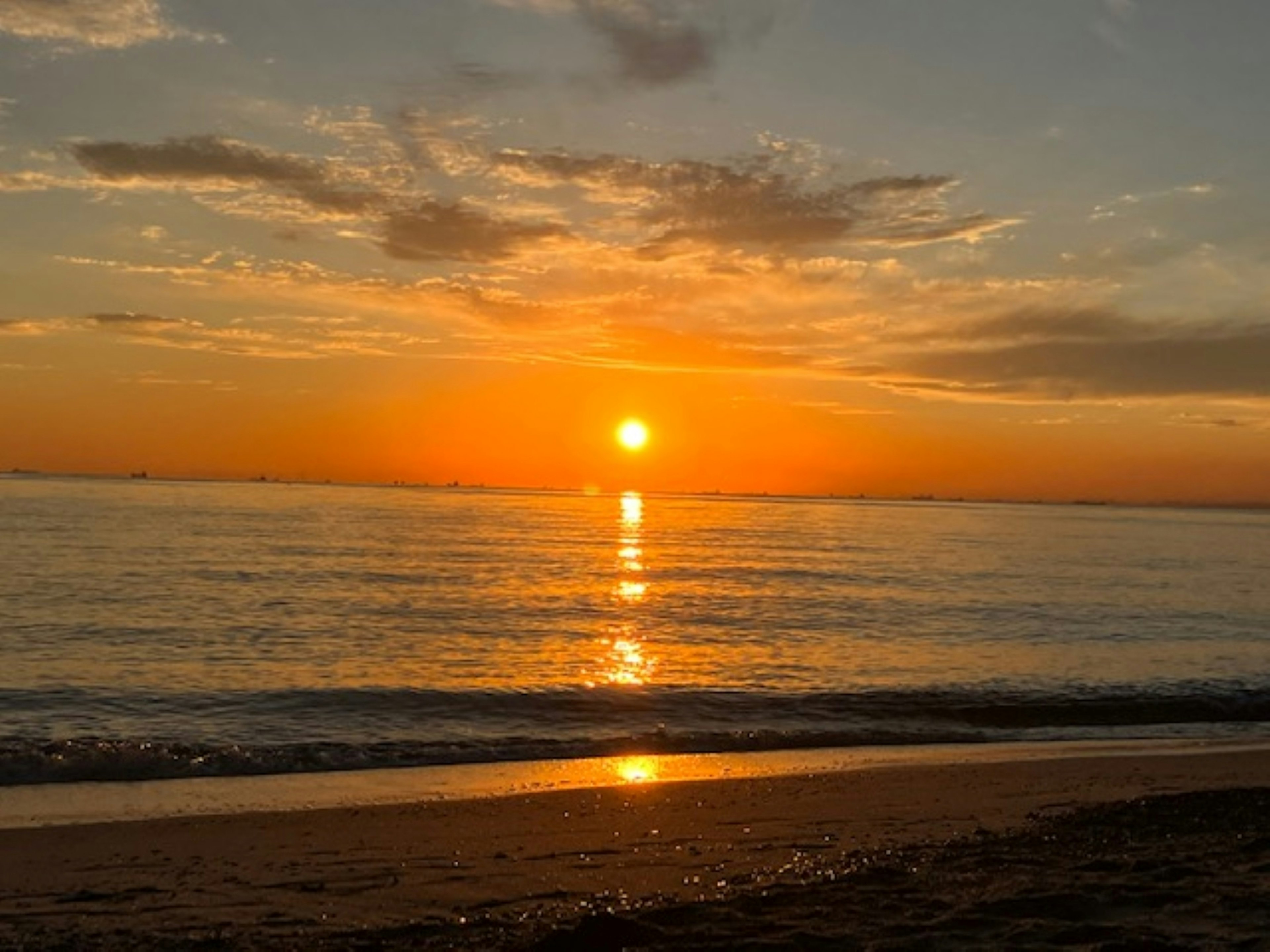 Scène de plage magnifique avec le coucher de soleil sur l'océan