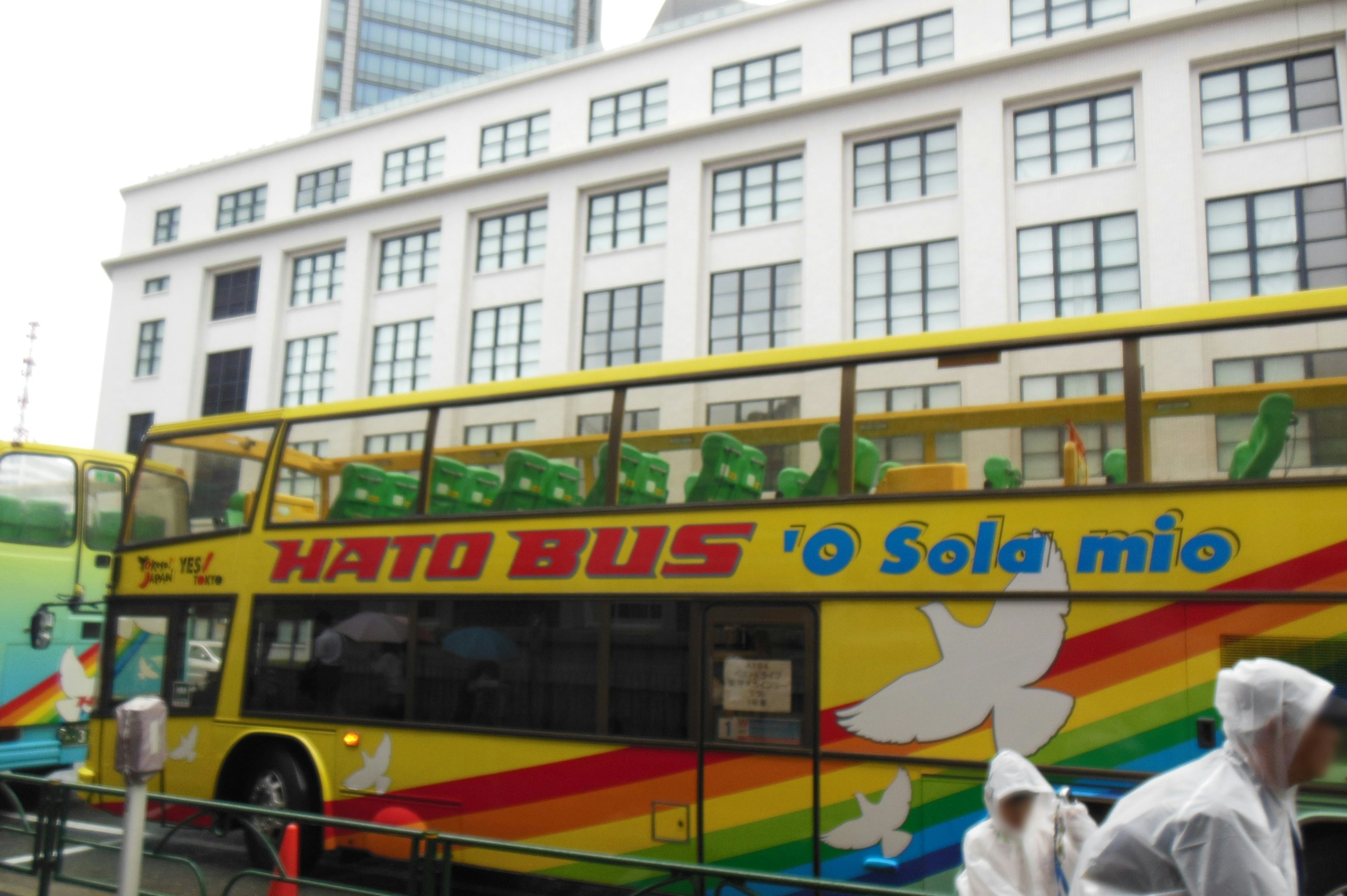 Autobús de dos pisos amarillo Hato estacionado en la ciudad con un diseño colorido