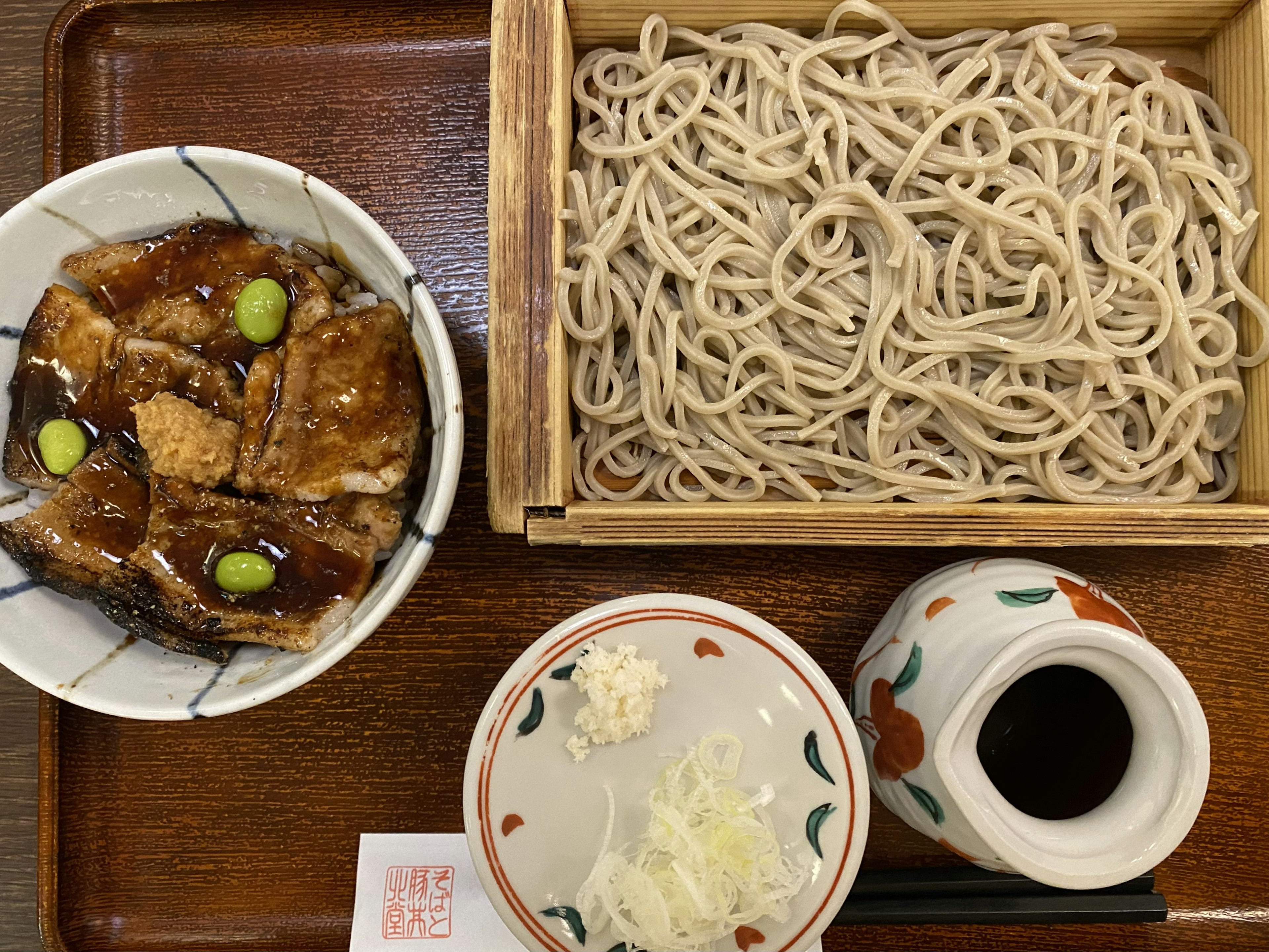 そばと鶏肉の丼の食事セット