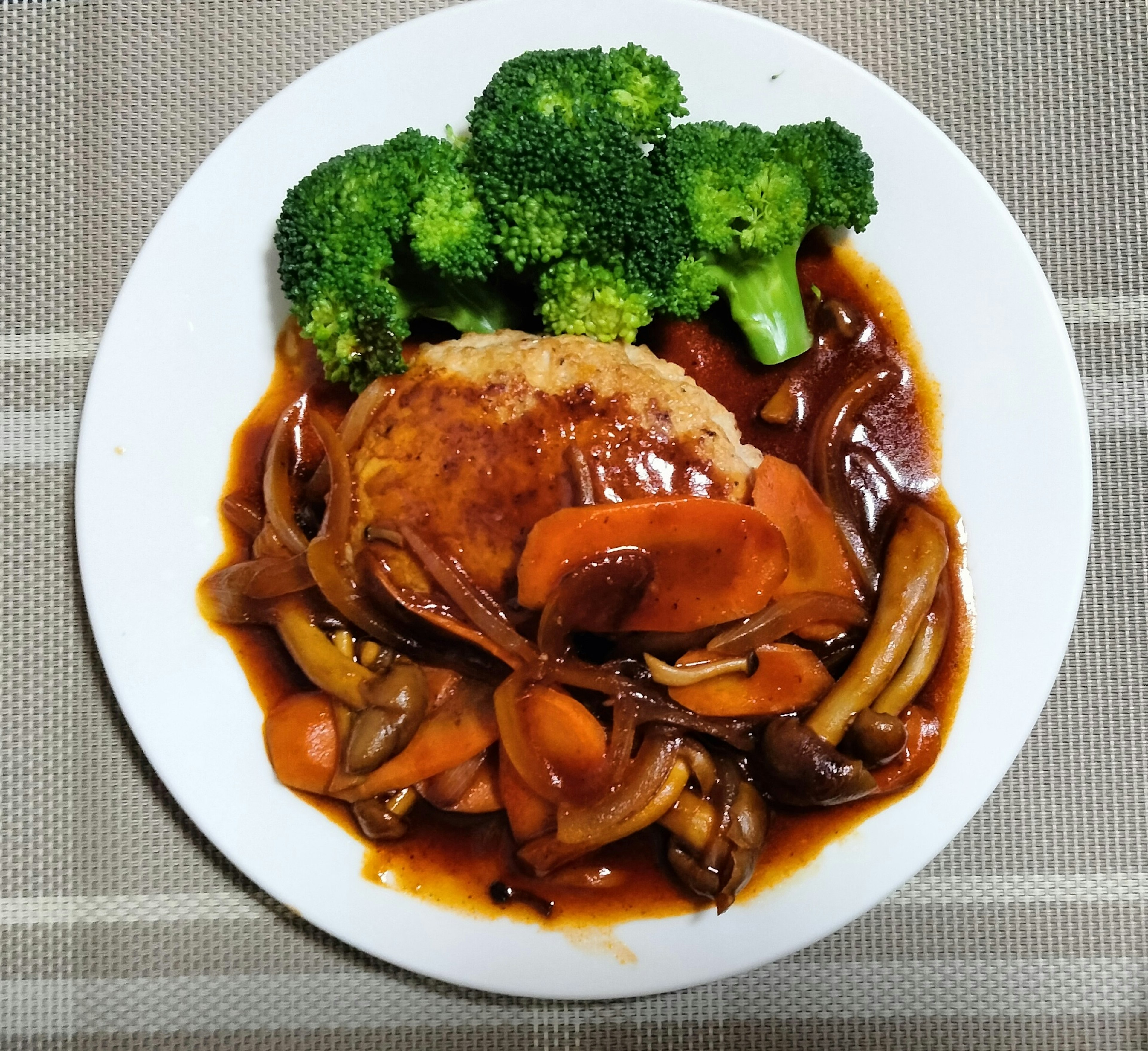 Piatto di pollo con broccoli e verdure in salsa