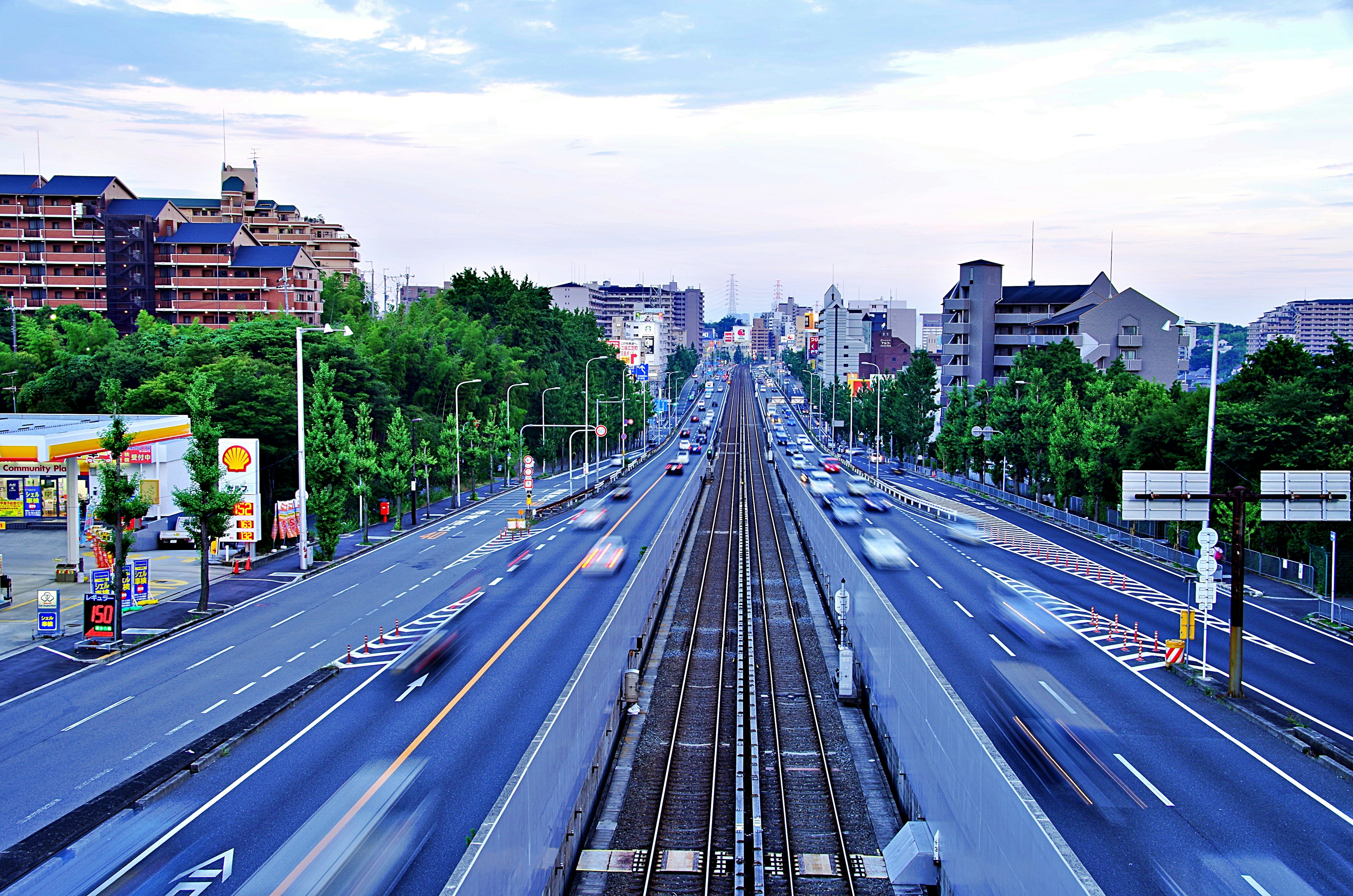 Scena urbana con ferrovia sopraelevata e strada