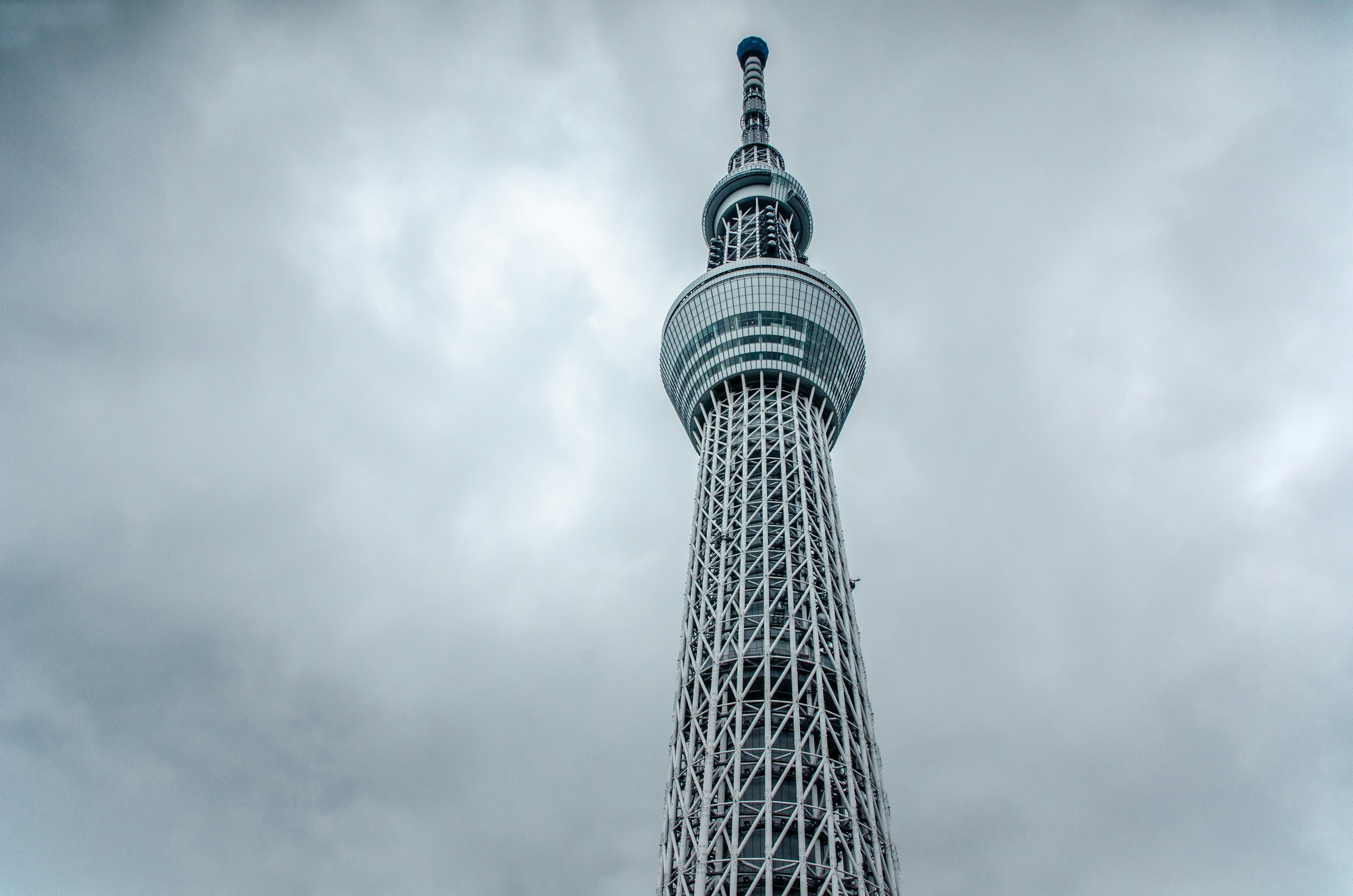 東京晴空塔高聳於陰雲密布的天空