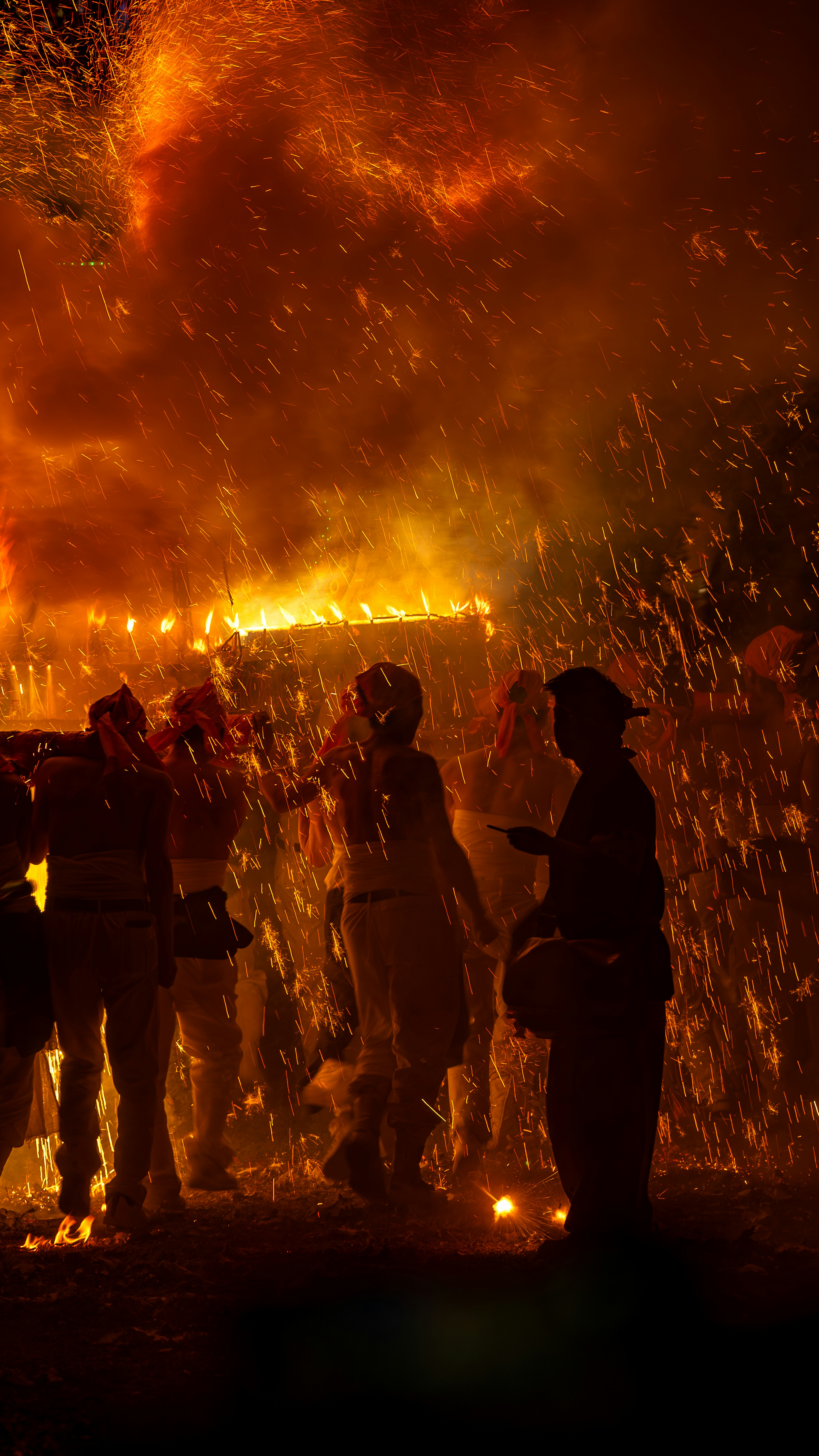 Feuerwehrleute bei der Arbeit an einer Szene, die in Flammen steht