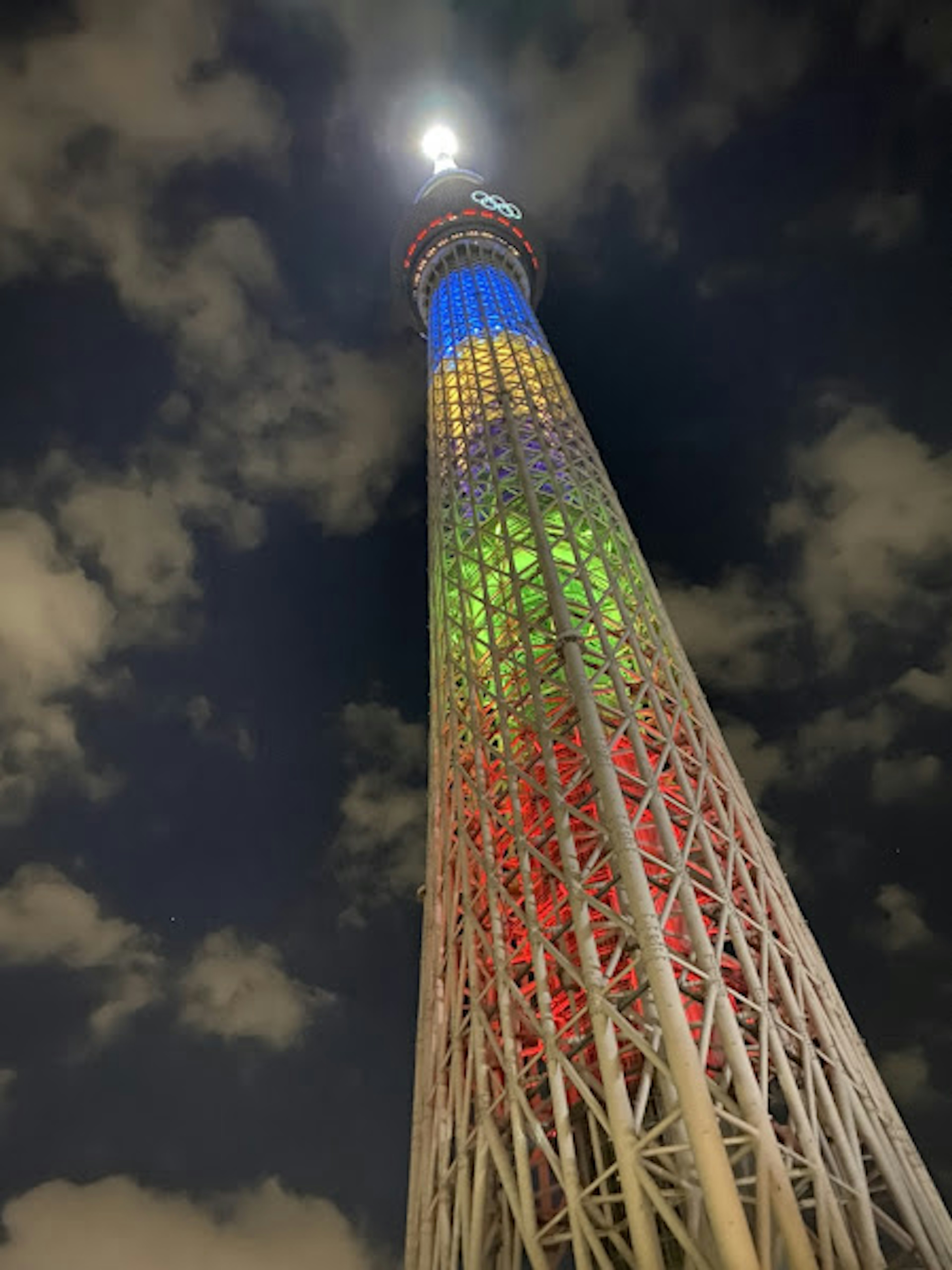 東京スカイツリーの夜景 カラフルなライトアップと雲のある空