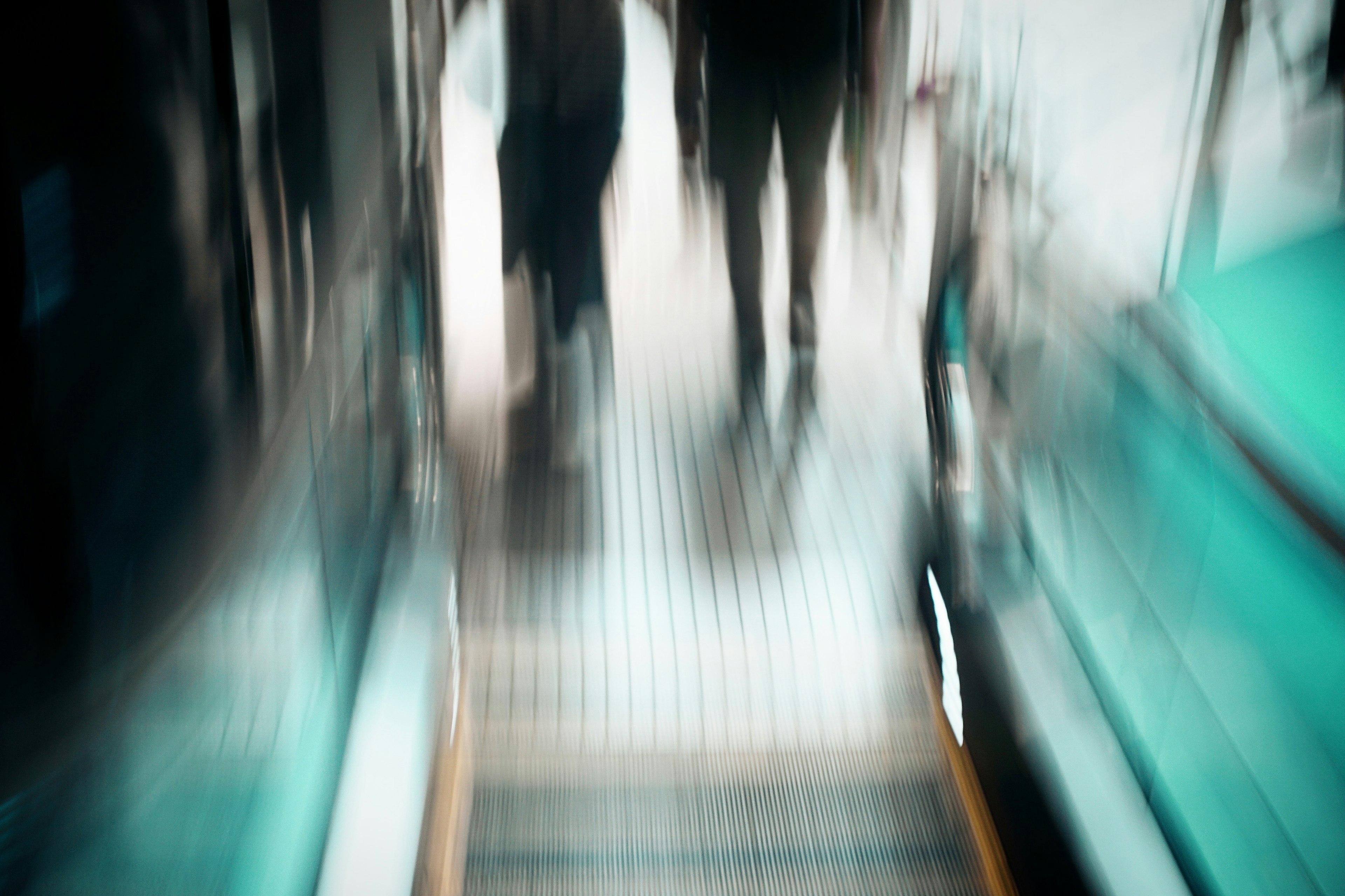 Silhouettes de personnes descendant des escaliers dans un arrière-plan flou