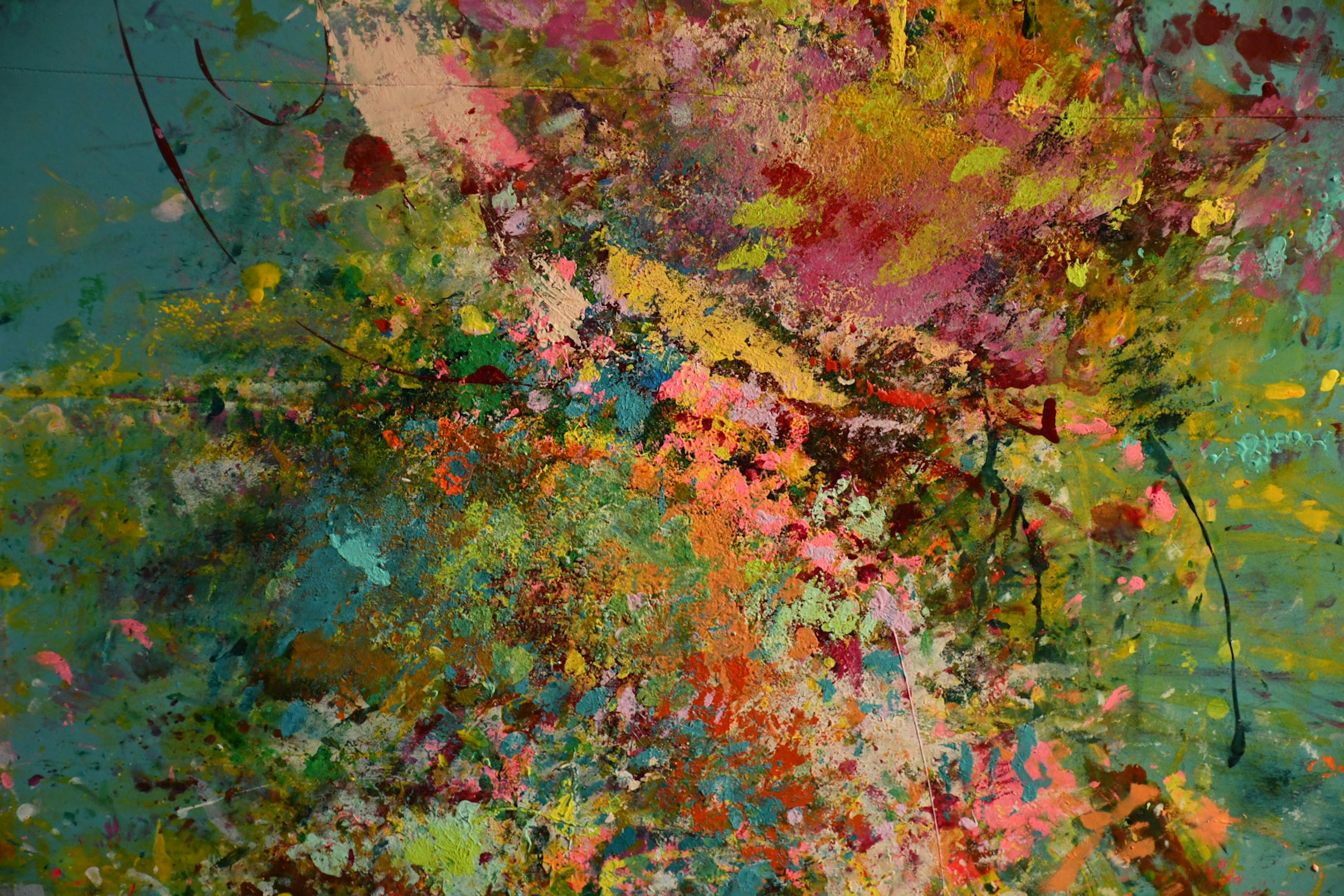 Pintura abstracta colorida con colores y formas diversas que se entrelazan