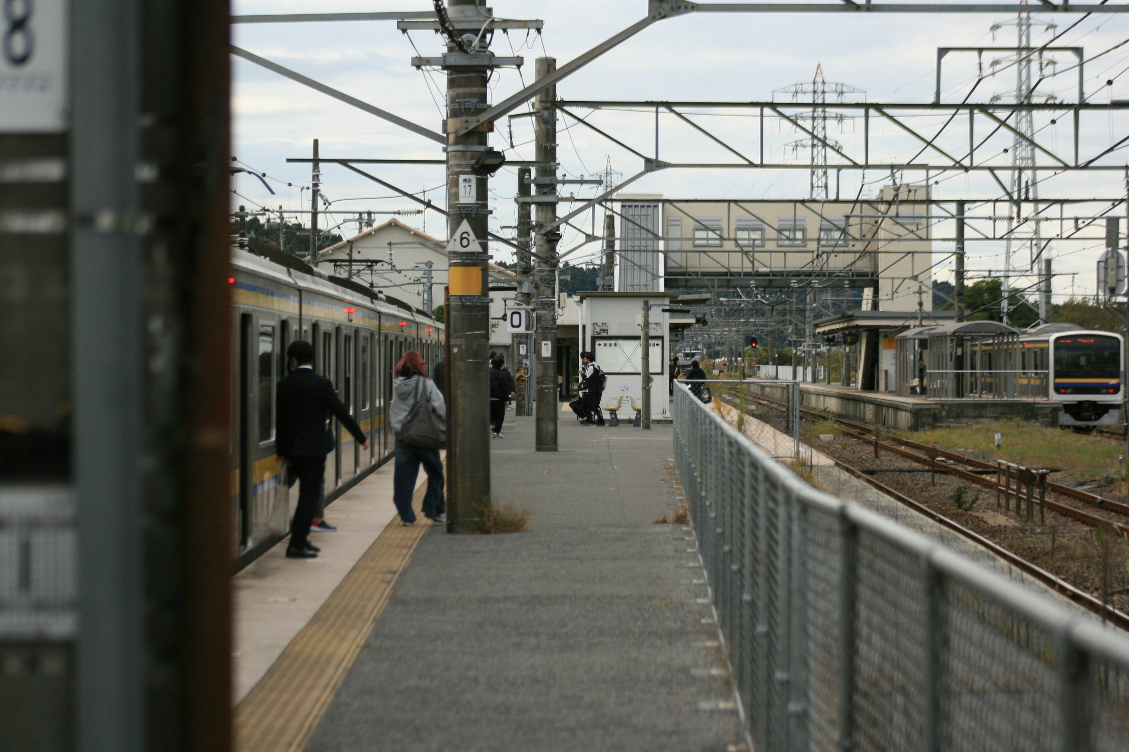 駅のプラットフォームに人々が乗り降りしている風景