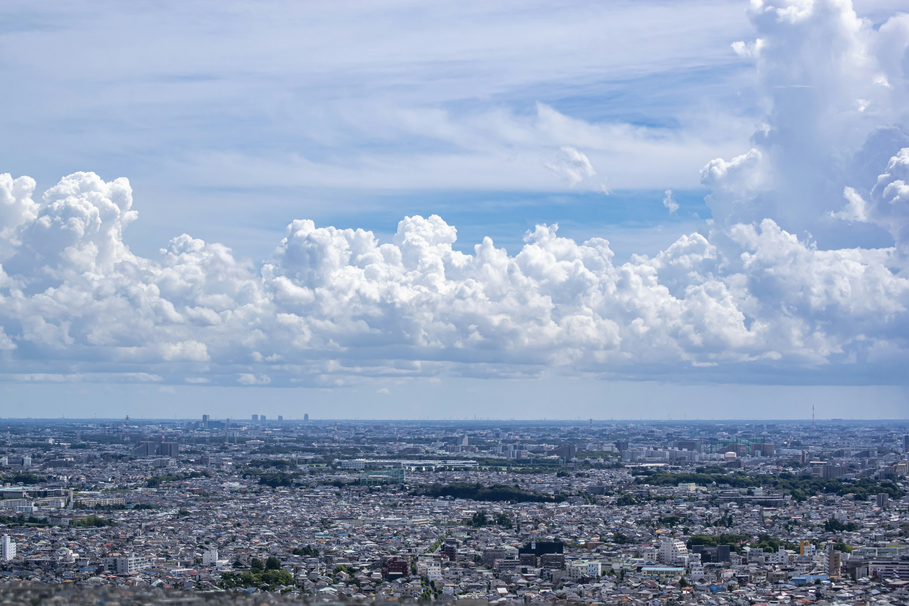 Vista panorámica de un paisaje urbano con nubes blancas y cielo azul