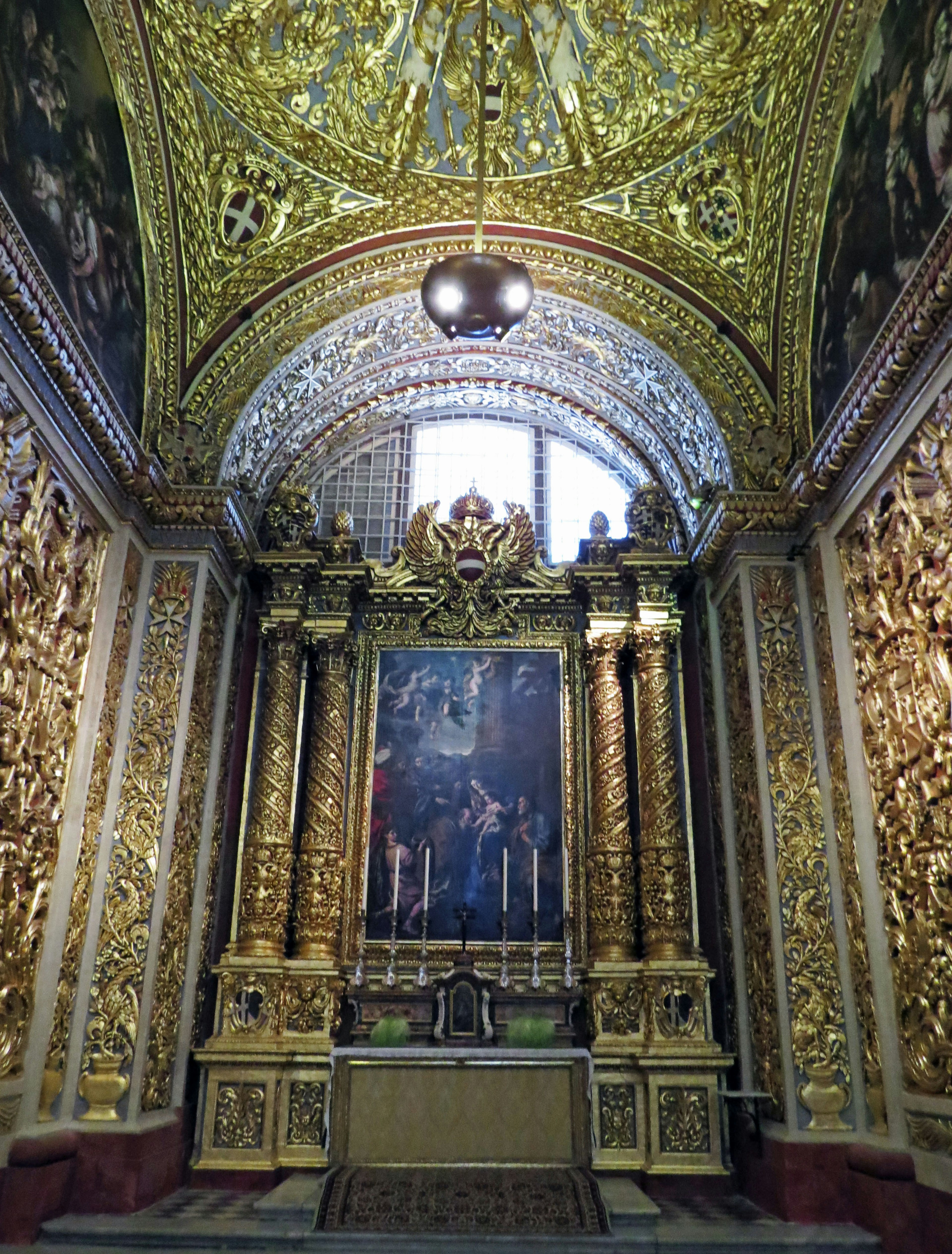 Autel d'église avec décorations dorées et plafond orné