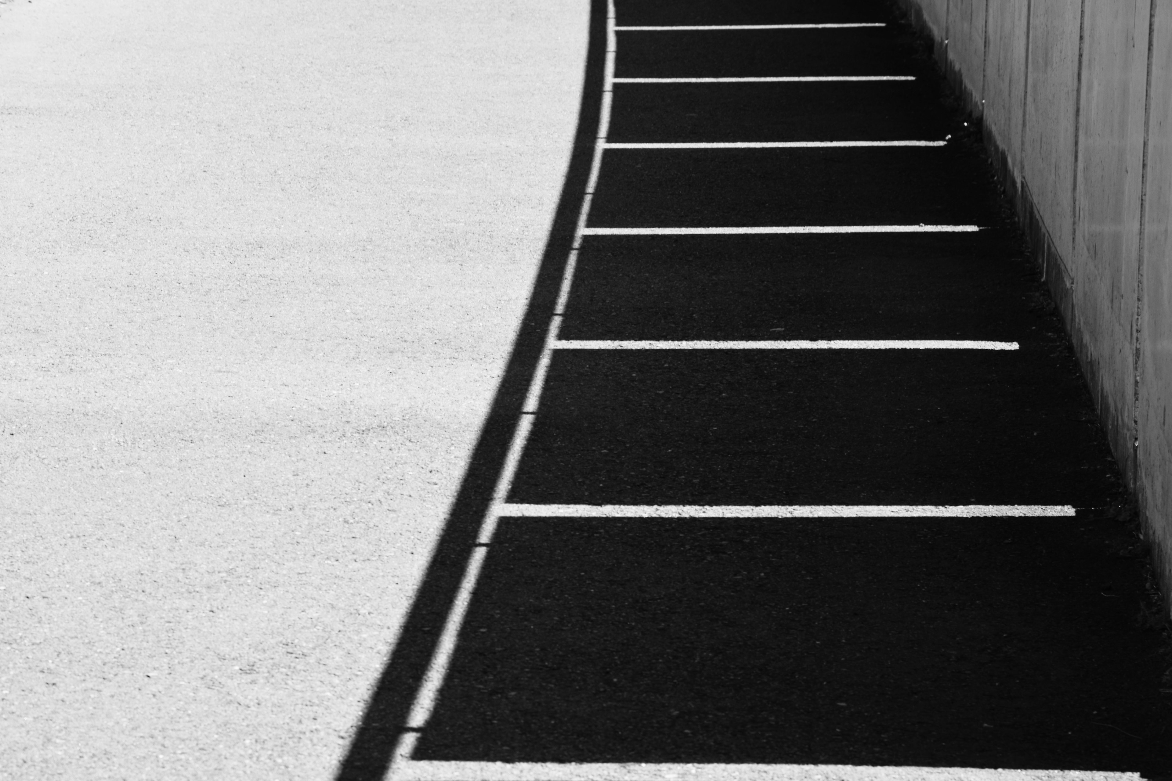 Líneas y textura de estacionamiento en curva en blanco y negro