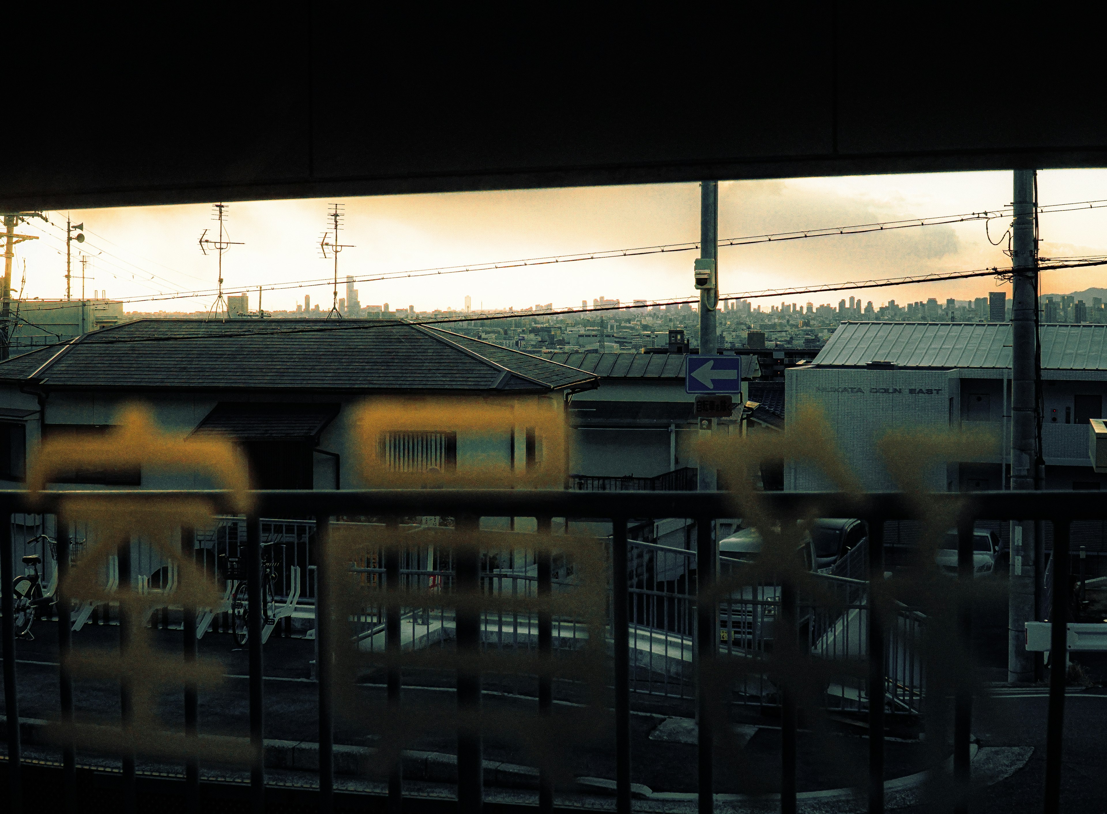 Fensteransicht mit Sonnenuntergang und japanischen Schriftzeichen im Vordergrund