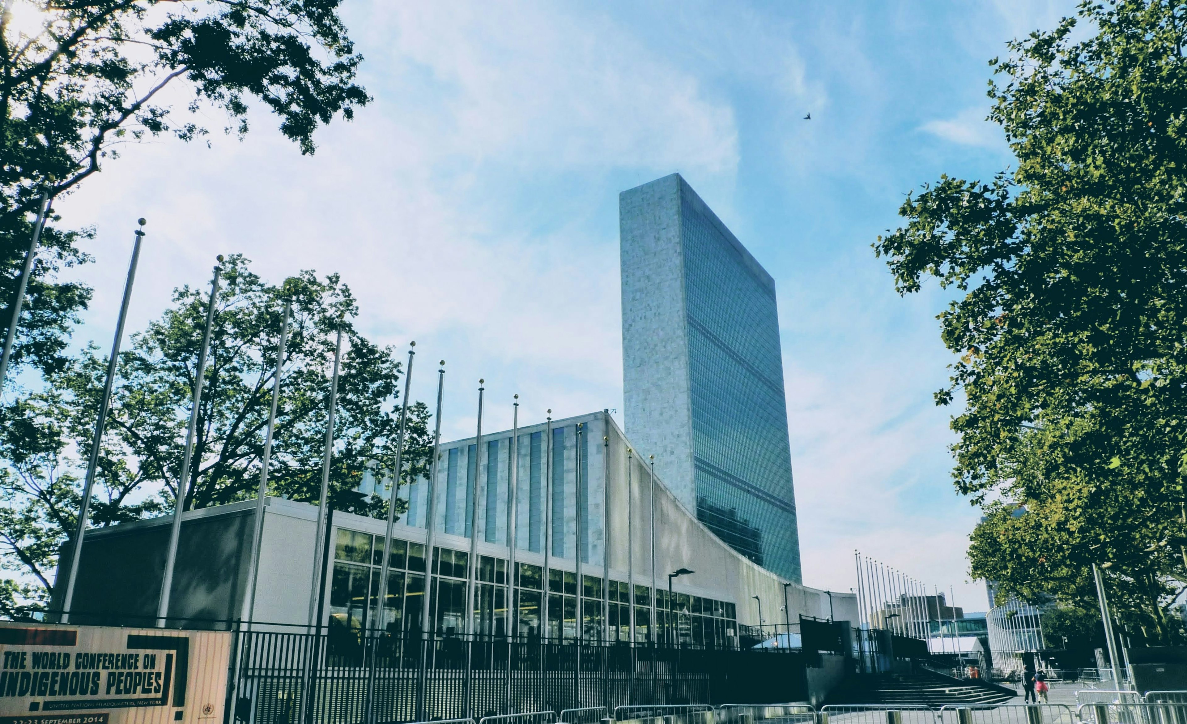 Edificio moderno bajo un cielo azul