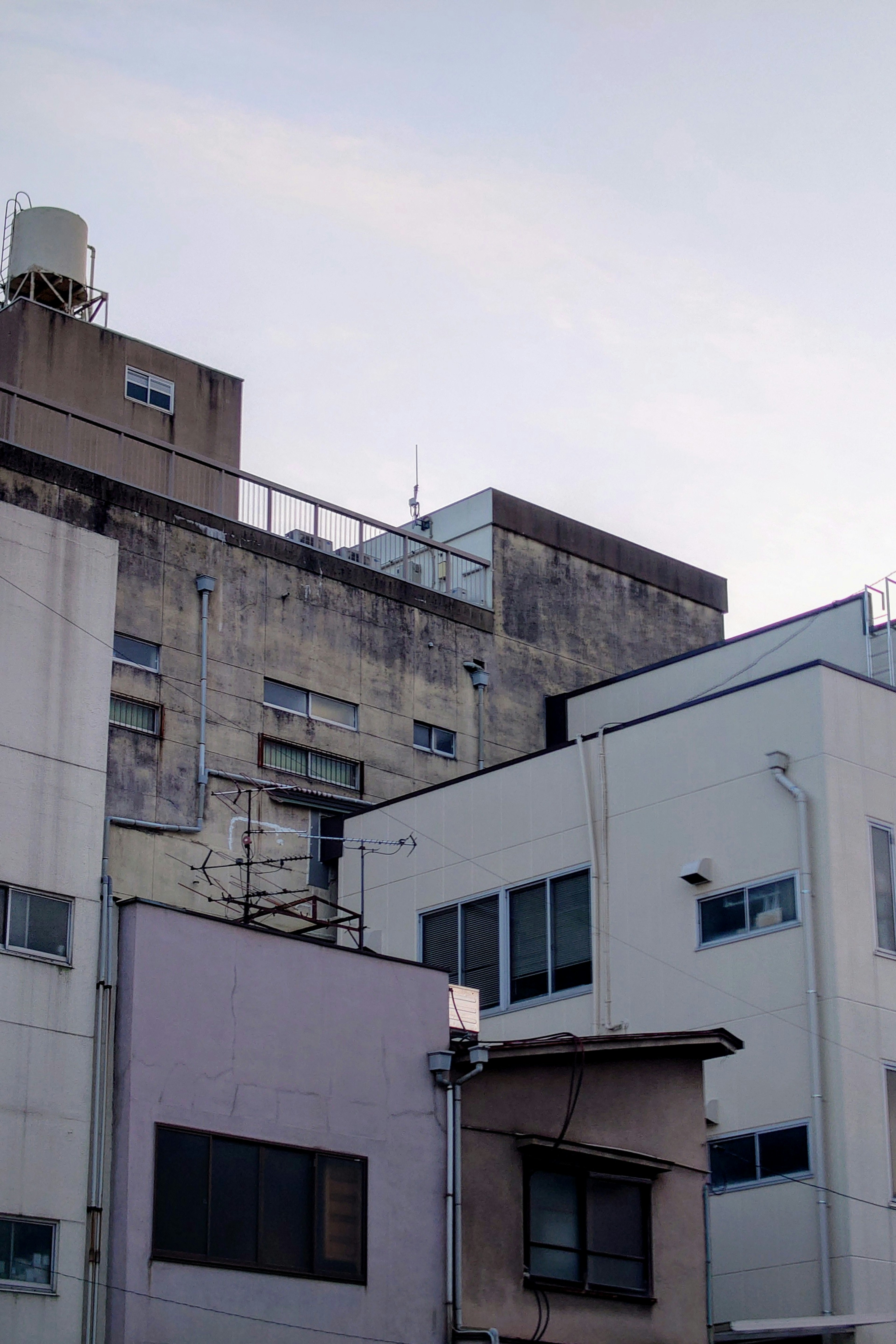 Paysage urbain avec un mélange de bâtiments modernes et anciens