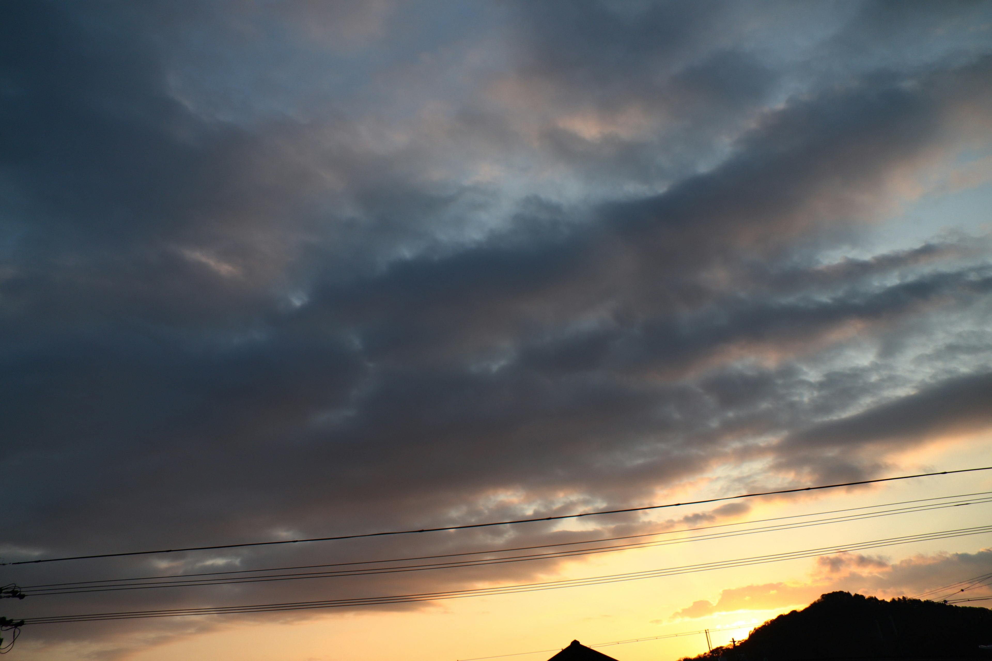 Nubes dramáticas iluminadas por un atardecer colorido